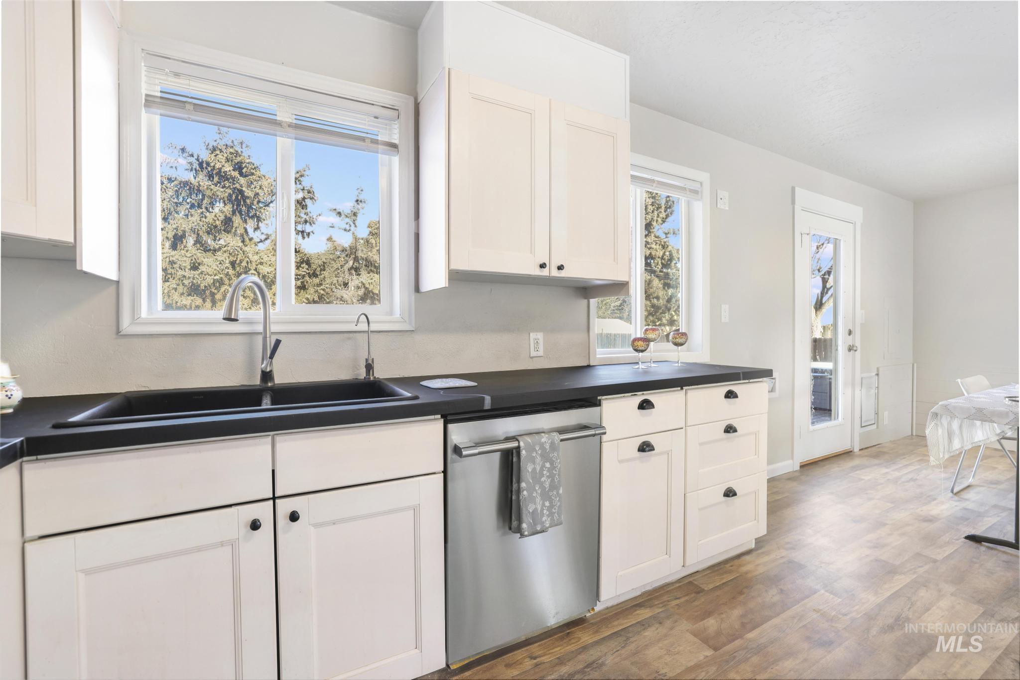 799 Northview, Twin Falls, Idaho 83301, 3 Bedrooms, 1 Bathroom, Residential Income For Sale, Price $385,000,MLS 98971654