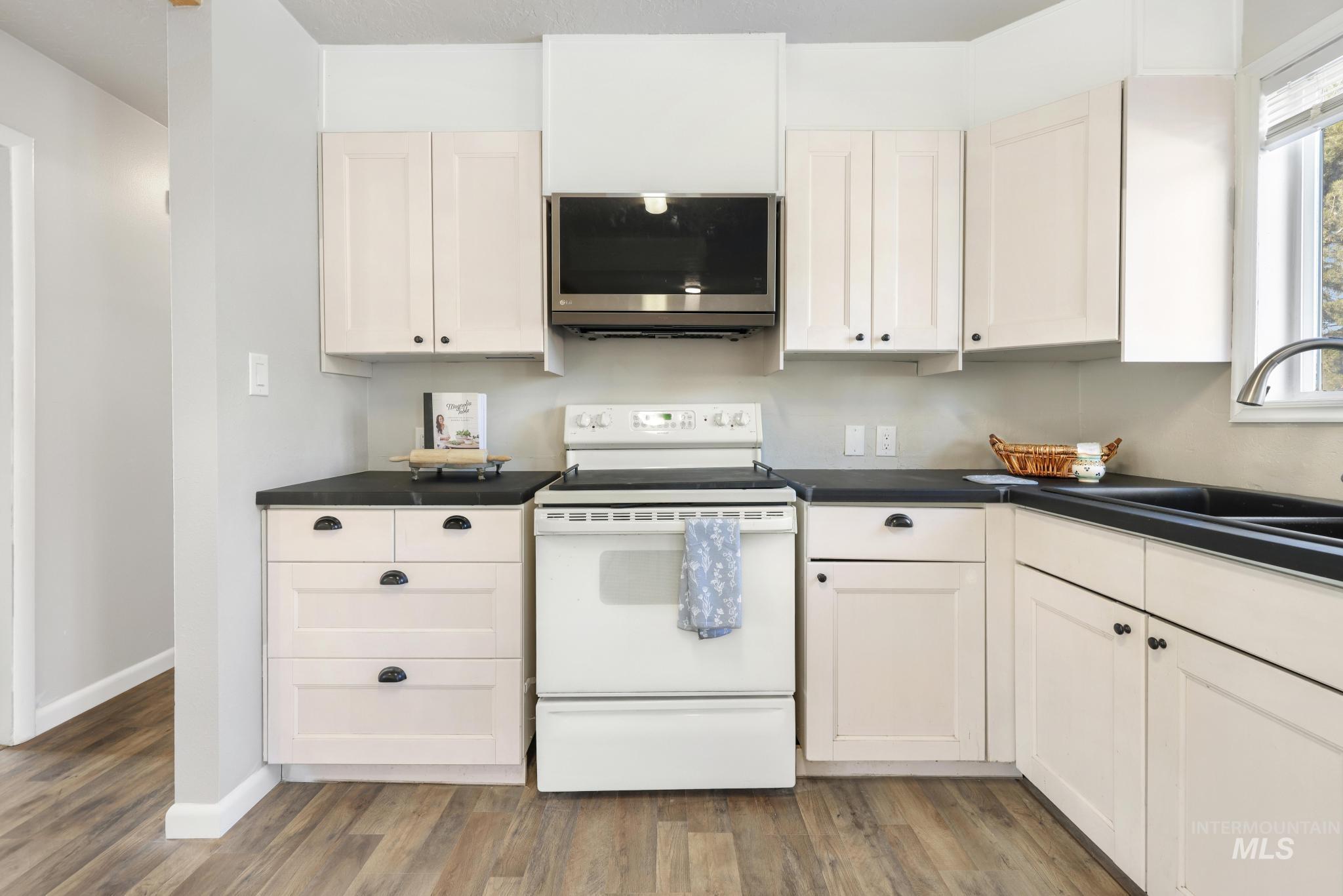 799 Northview, Twin Falls, Idaho 83301, 3 Bedrooms, 1 Bathroom, Residential Income For Sale, Price $385,000,MLS 98971654