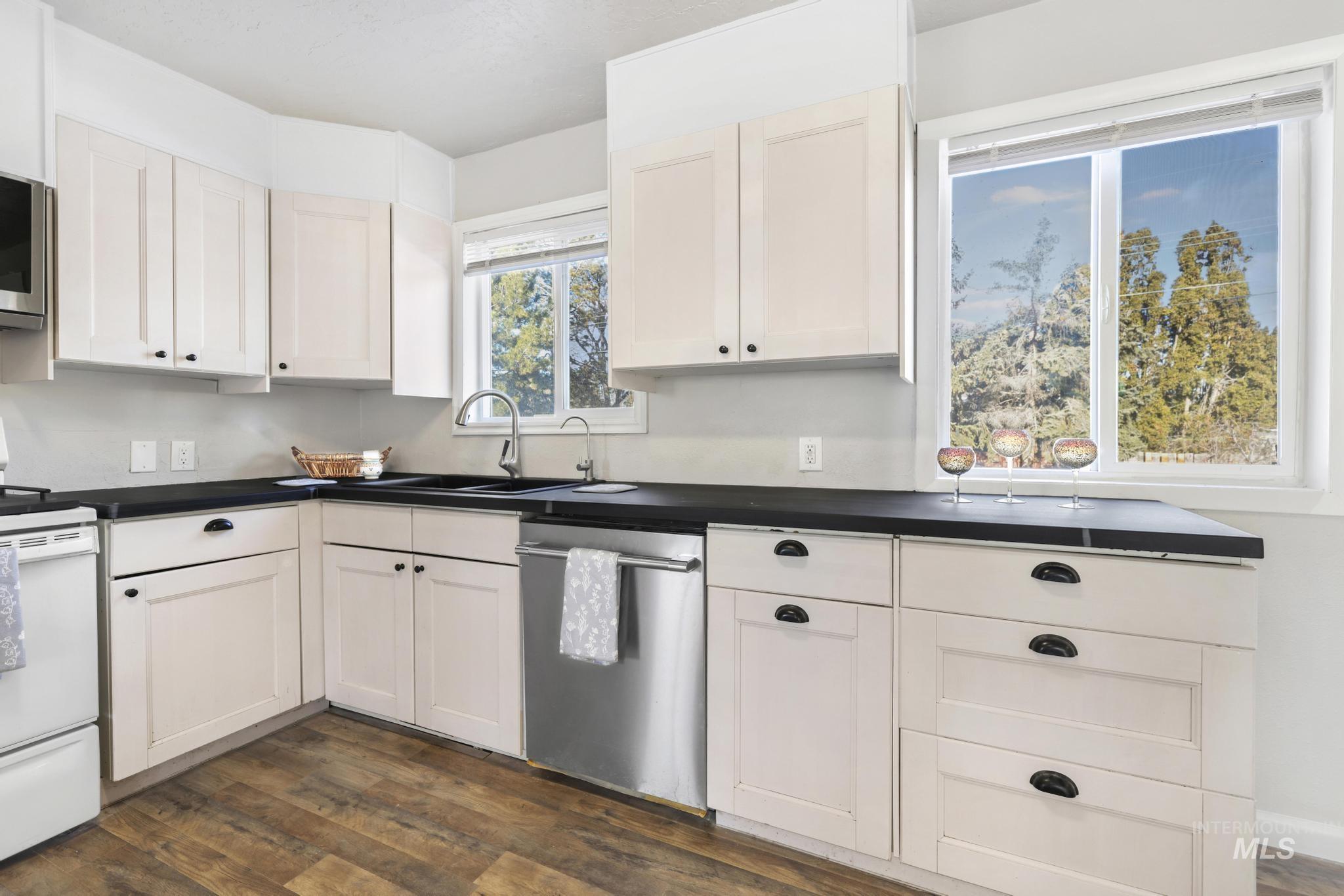 799 Northview, Twin Falls, Idaho 83301, 3 Bedrooms, 1 Bathroom, Residential Income For Sale, Price $385,000,MLS 98971654