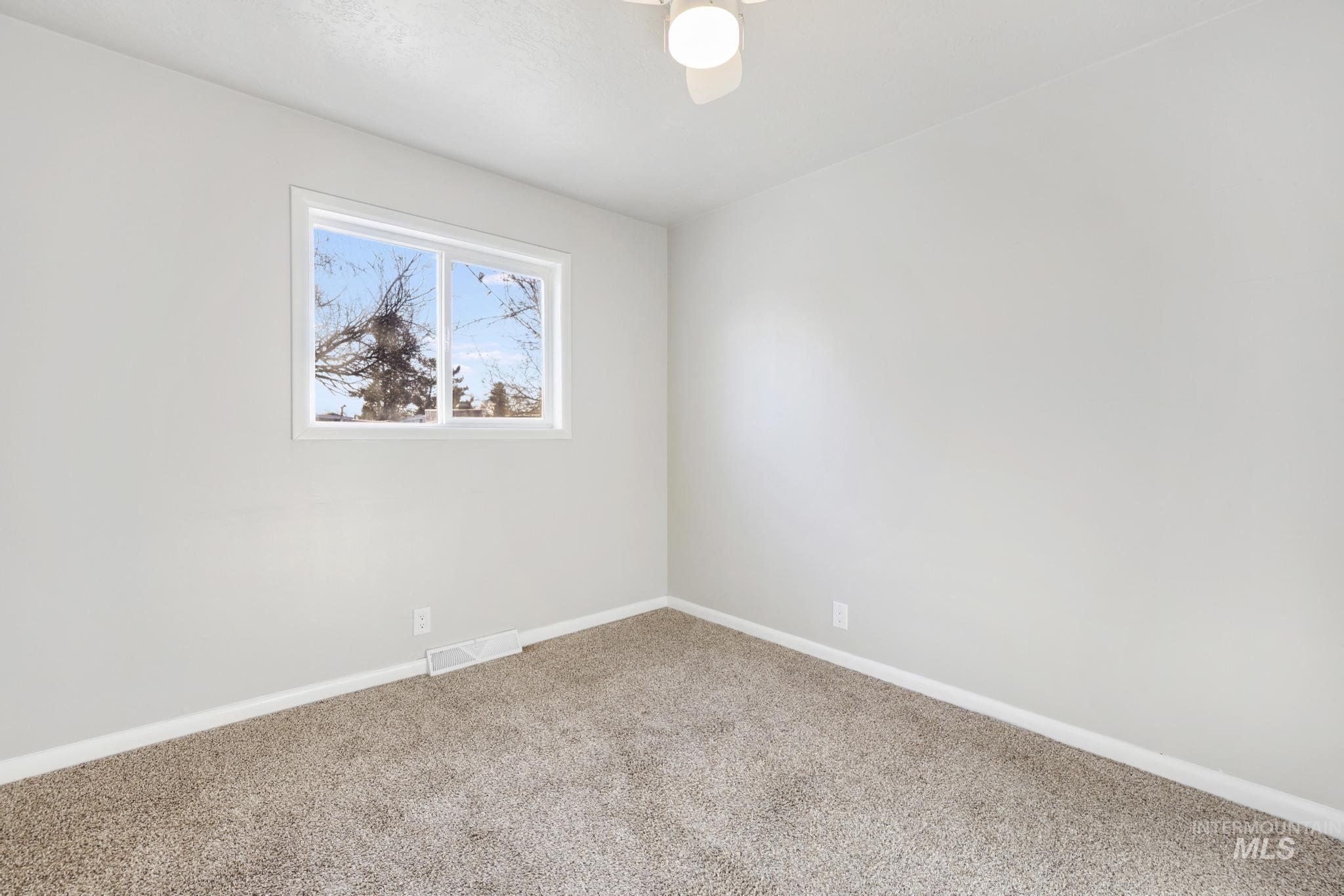 799 Northview, Twin Falls, Idaho 83301, 3 Bedrooms, 1 Bathroom, Residential Income For Sale, Price $385,000,MLS 98971654