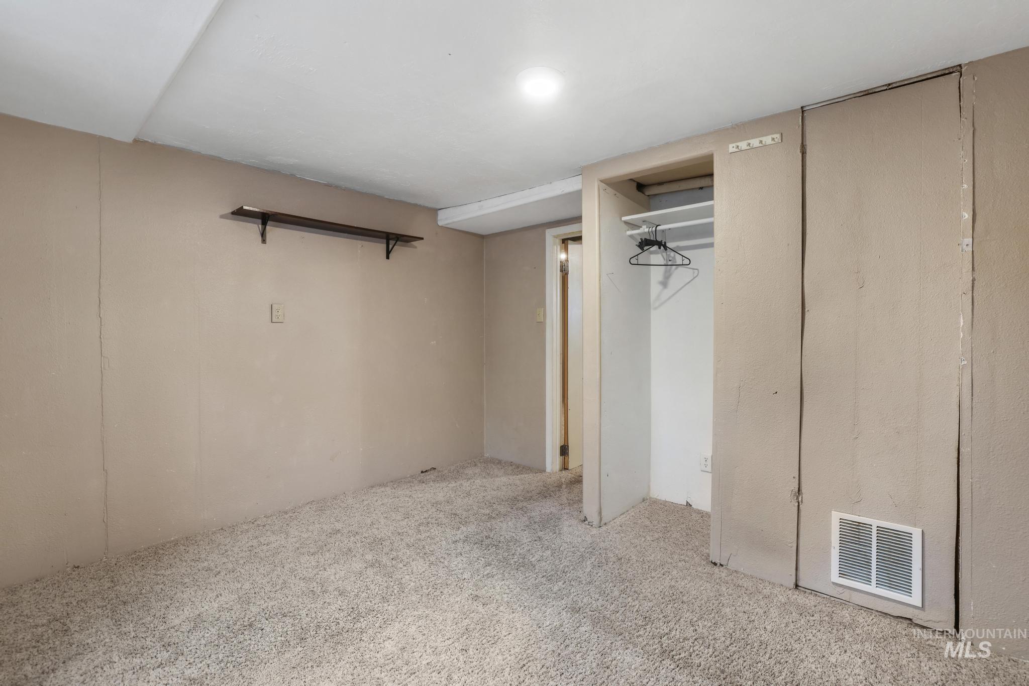 799 Northview, Twin Falls, Idaho 83301, 3 Bedrooms, 1 Bathroom, Residential Income For Sale, Price $385,000,MLS 98971654