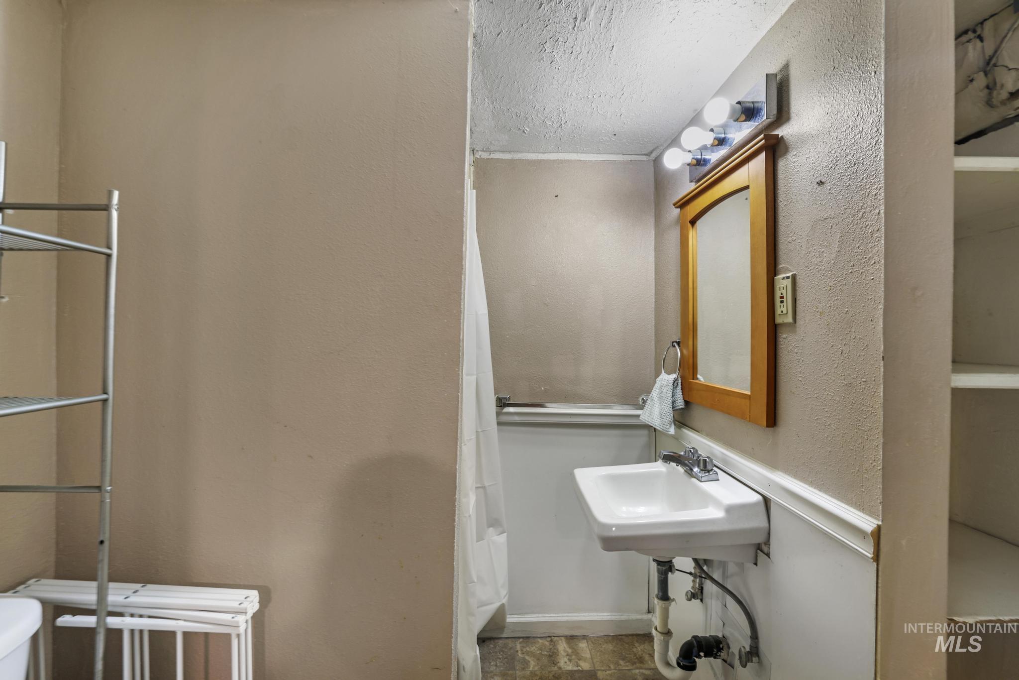 799 Northview, Twin Falls, Idaho 83301, 3 Bedrooms, 1 Bathroom, Residential Income For Sale, Price $385,000,MLS 98971654