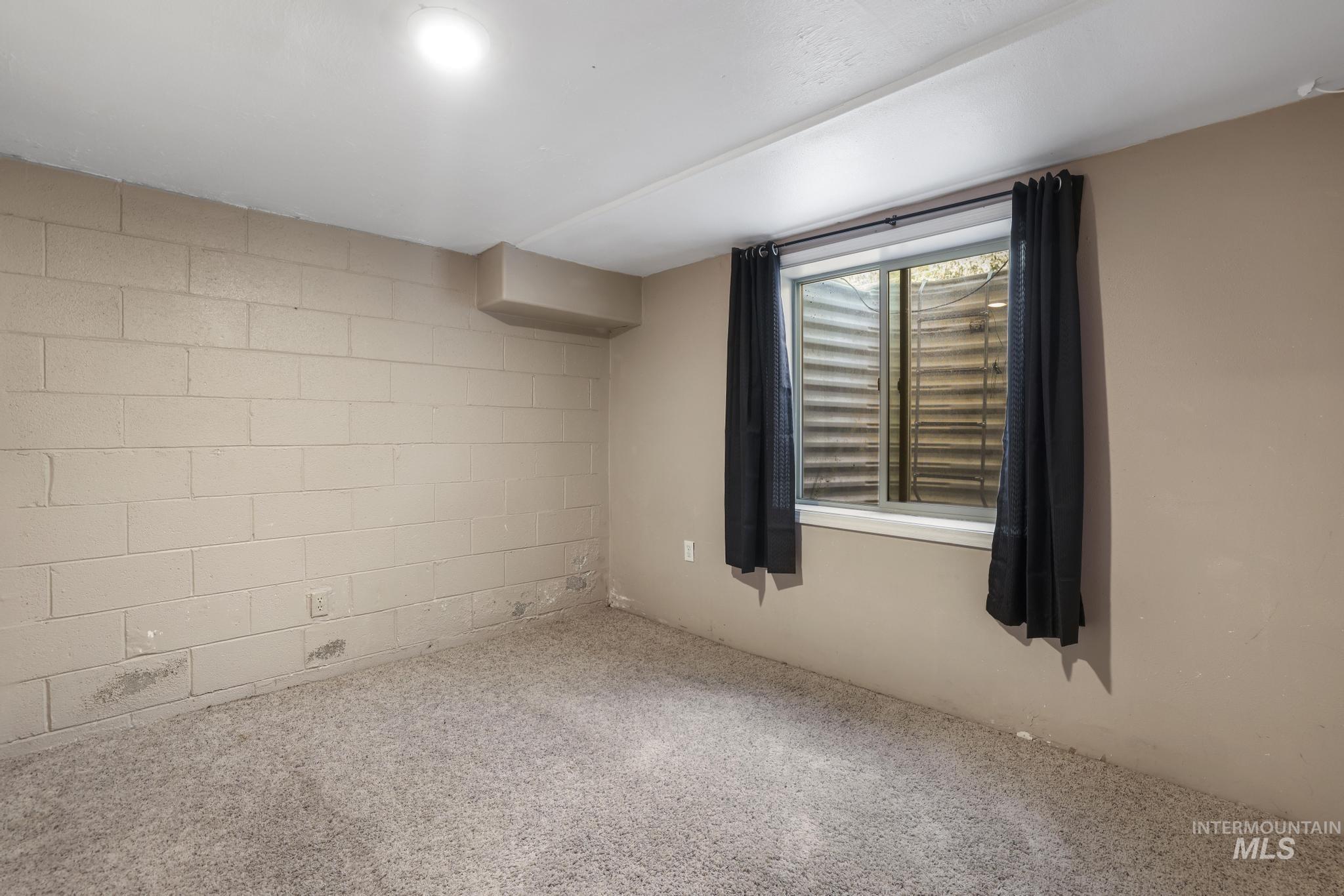 799 Northview, Twin Falls, Idaho 83301, 3 Bedrooms, 1 Bathroom, Residential Income For Sale, Price $385,000,MLS 98971654