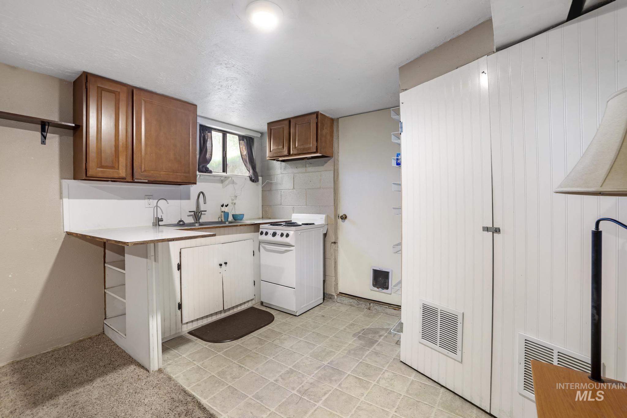 799 Northview, Twin Falls, Idaho 83301, 3 Bedrooms, 1 Bathroom, Residential Income For Sale, Price $385,000,MLS 98971654