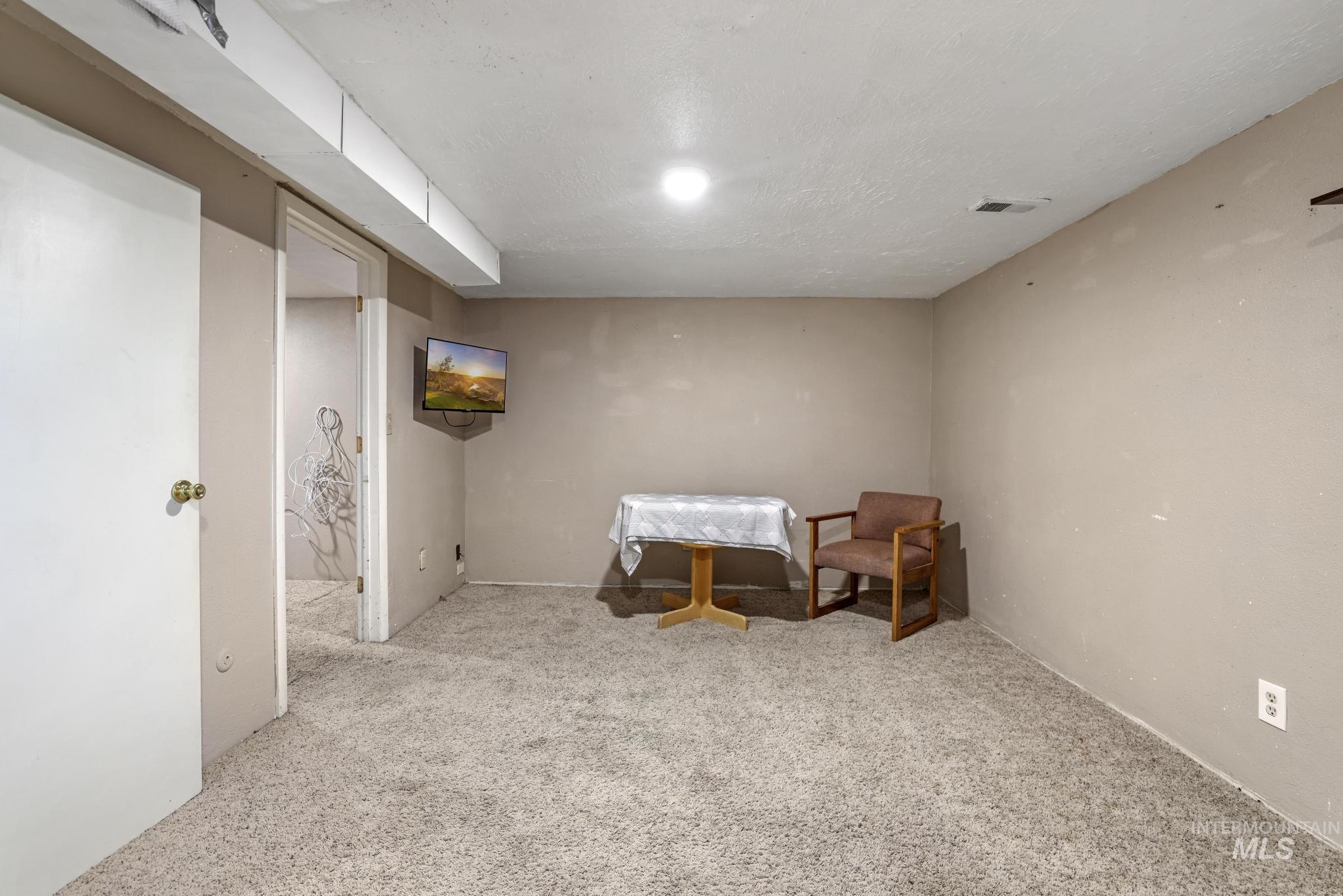 799 Northview, Twin Falls, Idaho 83301, 3 Bedrooms, 1 Bathroom, Residential Income For Sale, Price $385,000,MLS 98971654