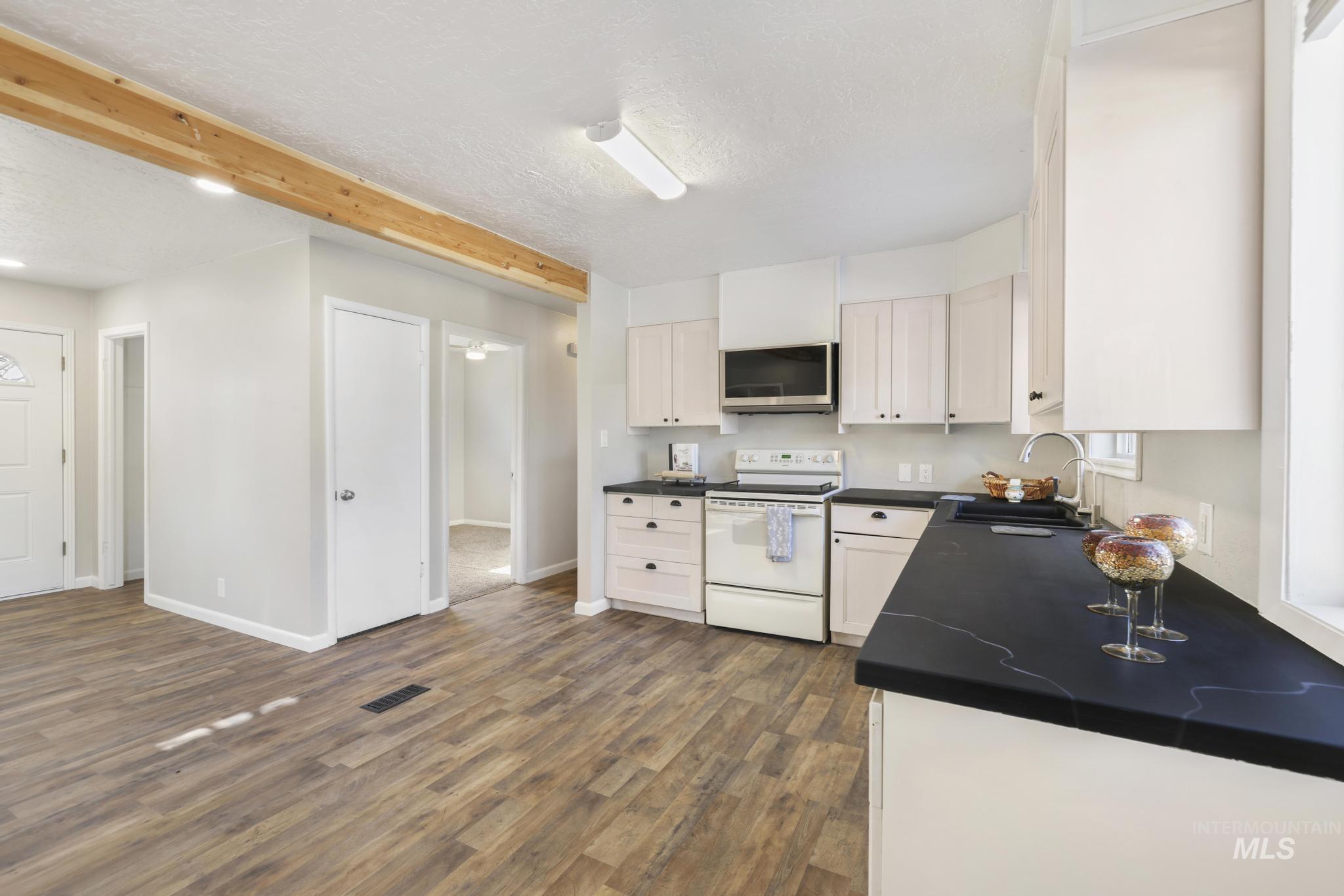 799 Northview, Twin Falls, Idaho 83301, 3 Bedrooms, 1 Bathroom, Residential Income For Sale, Price $385,000,MLS 98971654