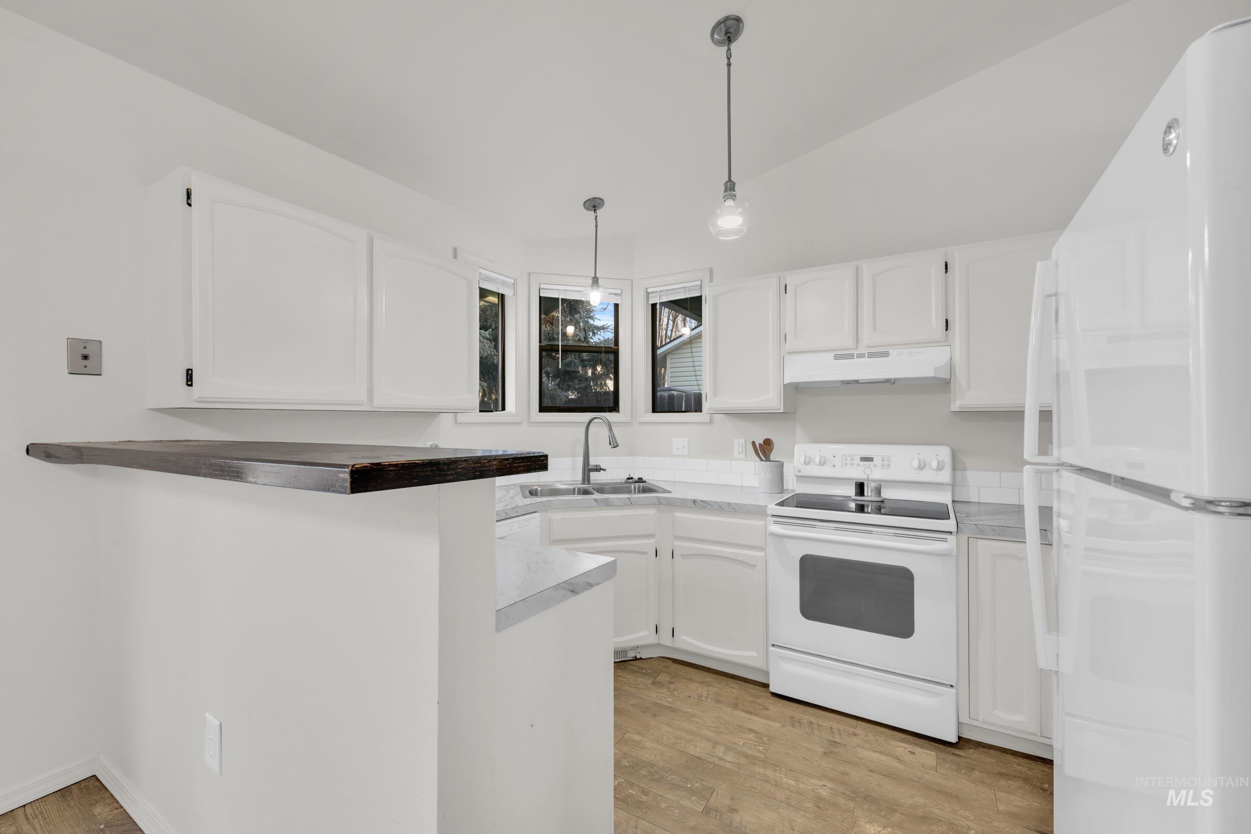 7860 W Pomona St, Boise, Idaho 83704, 2 Bedrooms, 2 Bathrooms, Residential For Sale, Price $355,000,MLS 98971657