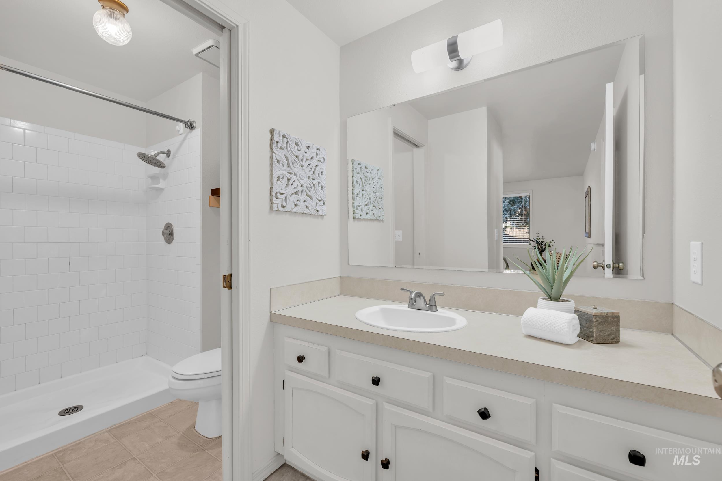 7860 W Pomona St, Boise, Idaho 83704, 2 Bedrooms, 2 Bathrooms, Residential For Sale, Price $355,000,MLS 98971657