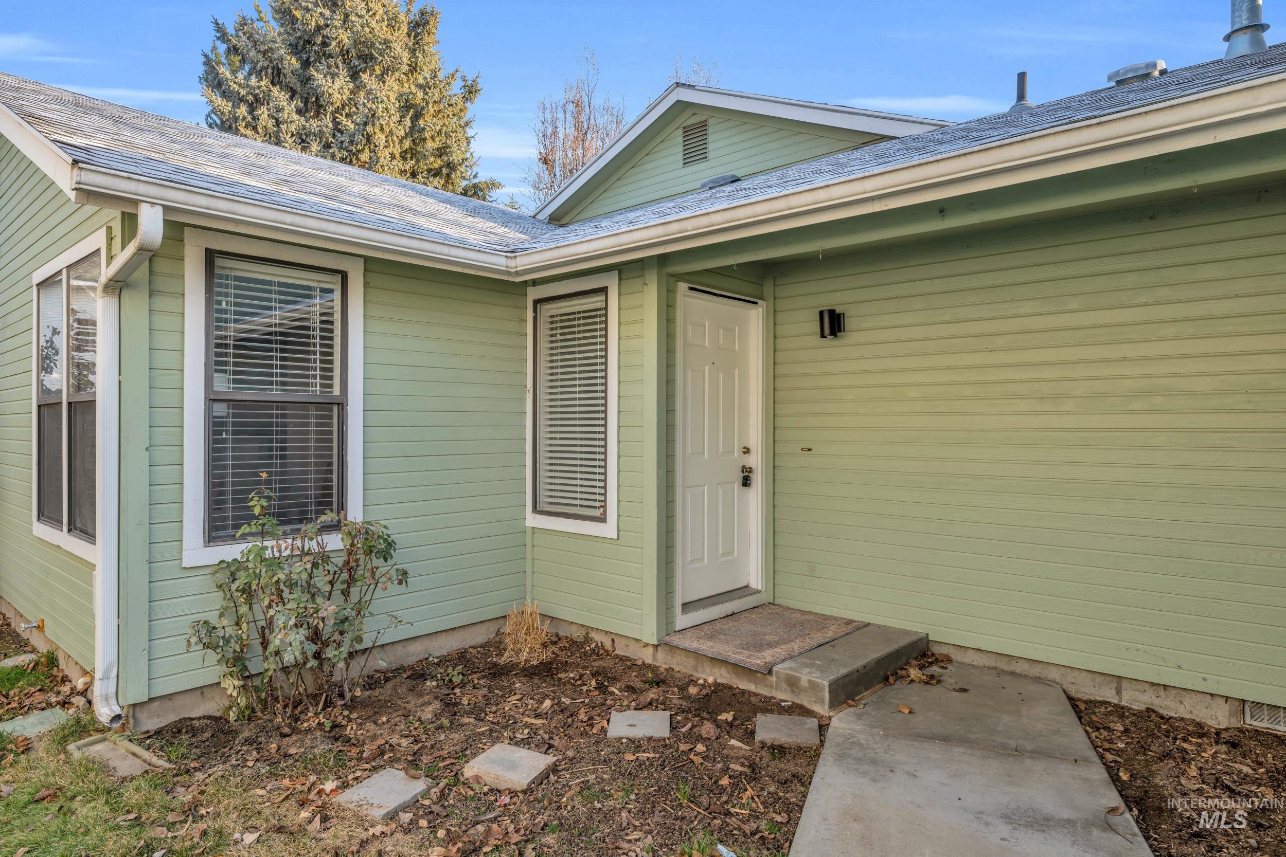 7860 W Pomona St, Boise, Idaho 83704, 2 Bedrooms, 2 Bathrooms, Residential For Sale, Price $355,000,MLS 98971657