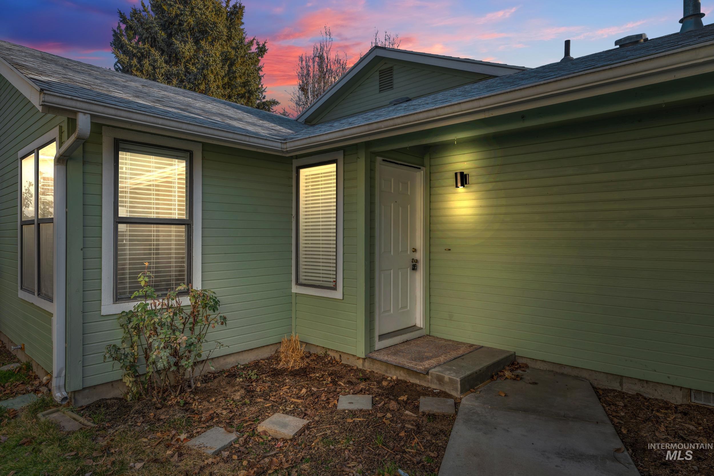 7860 W Pomona St, Boise, Idaho 83704, 2 Bedrooms, 2 Bathrooms, Residential For Sale, Price $355,000,MLS 98971657
