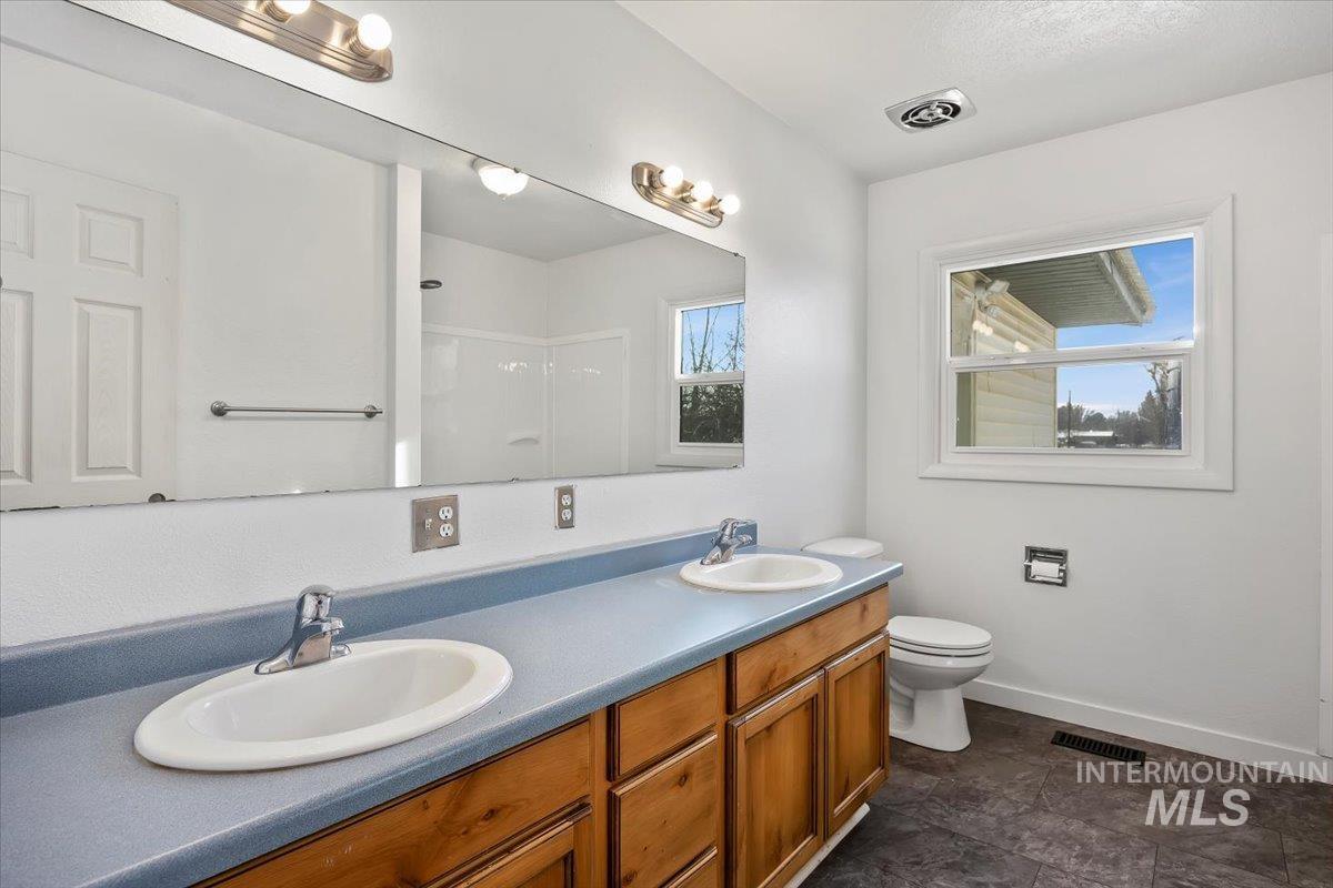 363 Glacier, Jerome, Idaho 83338, 4 Bedrooms, 2 Bathrooms, Residential For Sale, Price $289,000,MLS 98971665