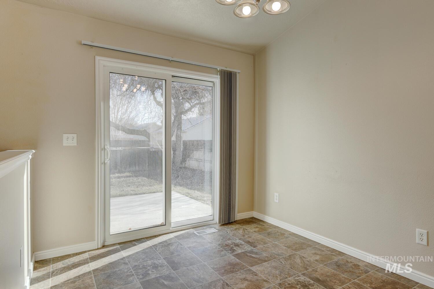 816 Sioux Ave, Emmett, Idaho 83617-4011, 3 Bedrooms, 2 Bathrooms, Residential For Sale, Price $310,000,MLS 98971675