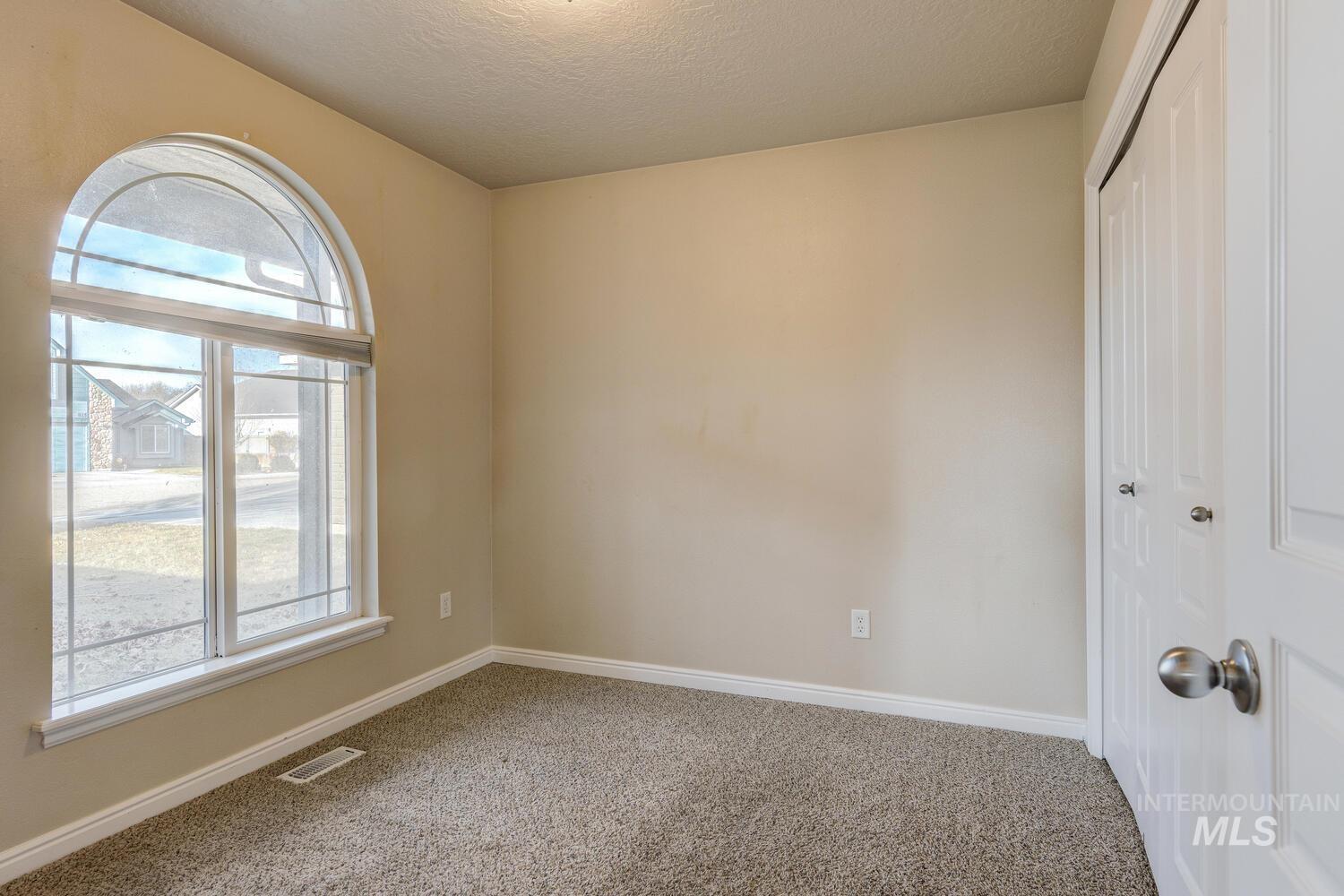 816 Sioux Ave, Emmett, Idaho 83617-4011, 3 Bedrooms, 2 Bathrooms, Residential For Sale, Price $310,000,MLS 98971675