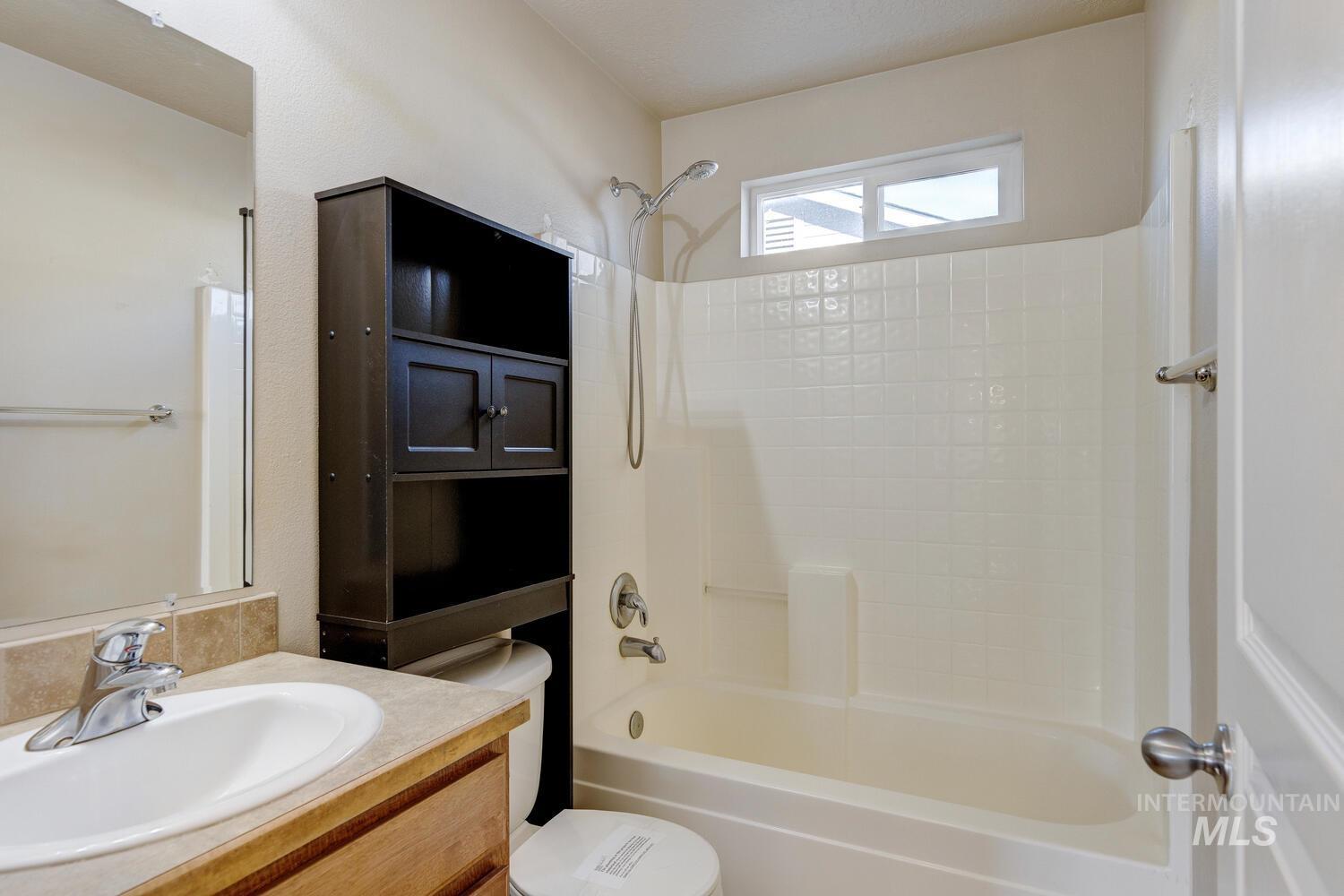 816 Sioux Ave, Emmett, Idaho 83617-4011, 3 Bedrooms, 2 Bathrooms, Residential For Sale, Price $310,000,MLS 98971675