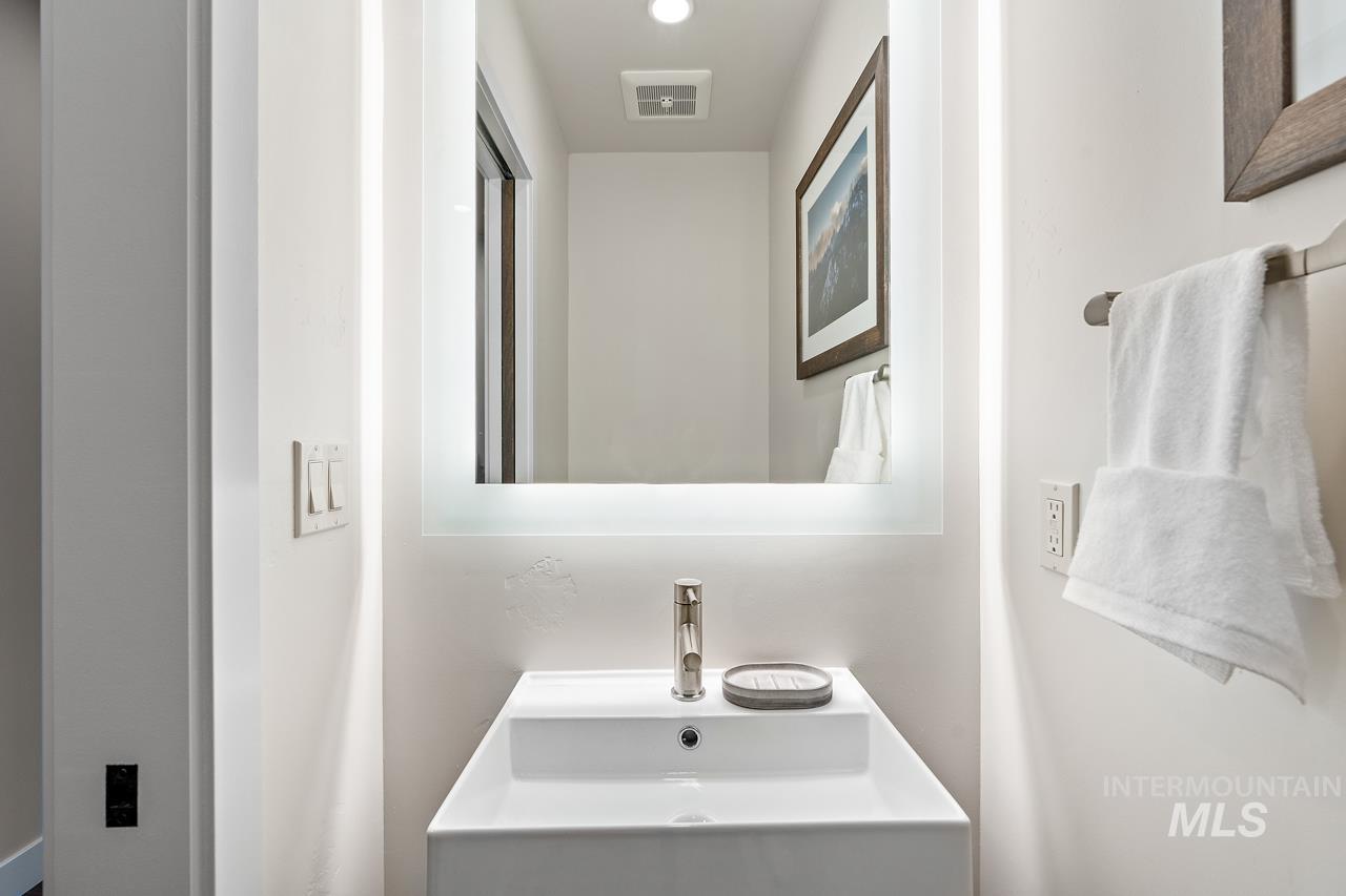 700 Village Drive, Donnelly, Idaho 83615, 3 Bedrooms, 3.5 Bathrooms, Residential For Sale, Price $2,099,000,MLS 98971682