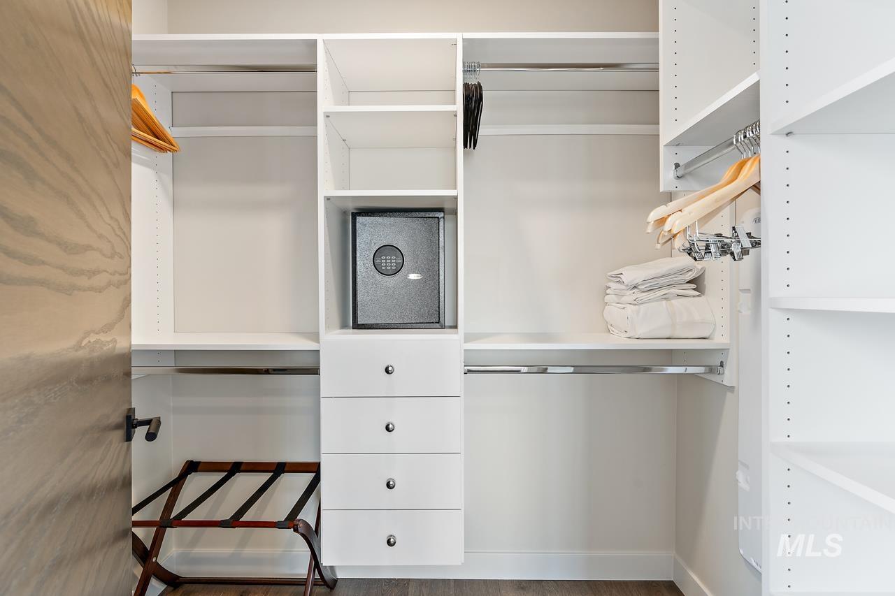 700 Village Drive, Donnelly, Idaho 83615, 3 Bedrooms, 3.5 Bathrooms, Residential For Sale, Price $2,099,000,MLS 98971682