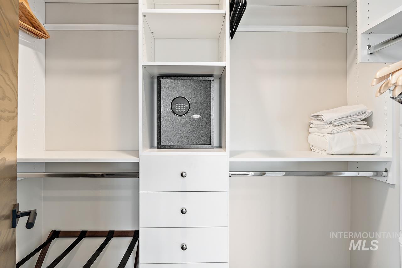 700 Village Drive, Donnelly, Idaho 83615, 3 Bedrooms, 3.5 Bathrooms, Residential For Sale, Price $2,099,000,MLS 98971682