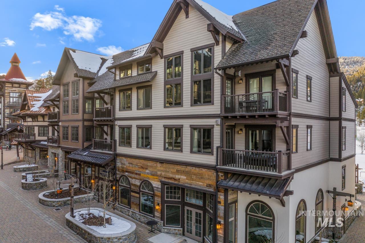 700 Village Drive, Donnelly, Idaho 83615, 3 Bedrooms, 3.5 Bathrooms, Residential For Sale, Price $2,099,000,MLS 98971682