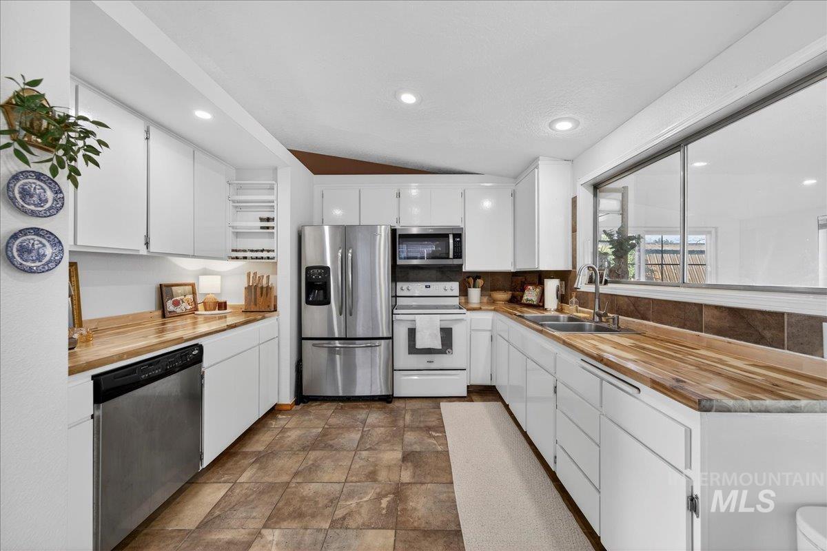 1404 W North Gate Ave, Meridian, Idaho 83642, 3 Bedrooms, 1.5 Bathrooms, Residential For Sale, Price $369,000,MLS 98971683