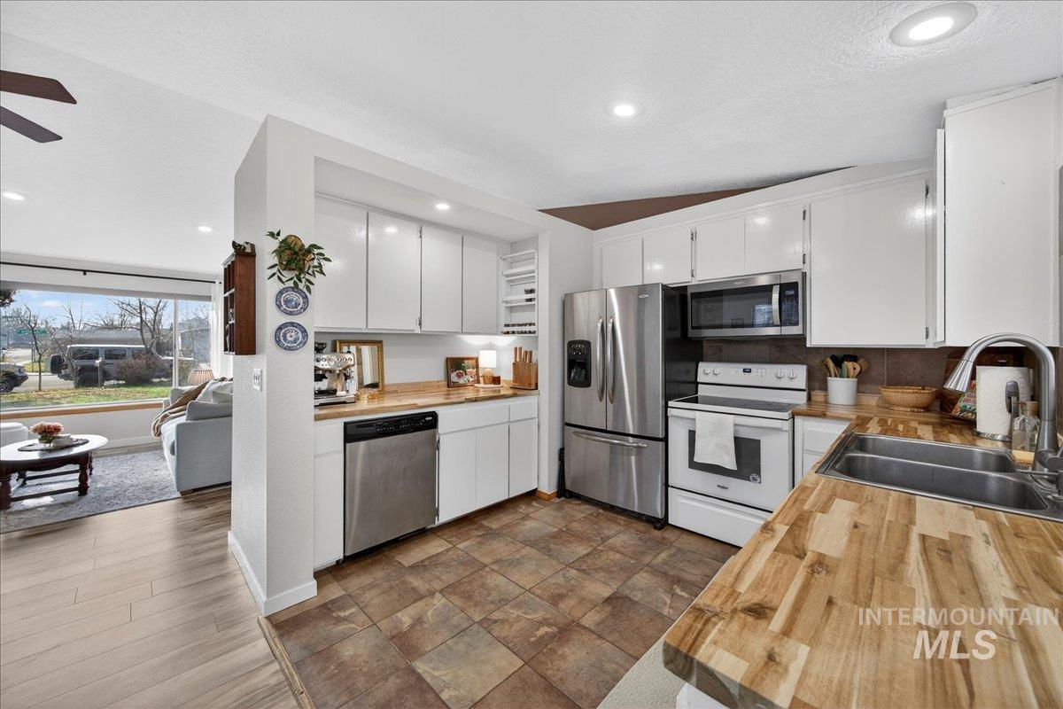 1404 W North Gate Ave, Meridian, Idaho 83642, 3 Bedrooms, 1.5 Bathrooms, Residential For Sale, Price $369,000,MLS 98971683