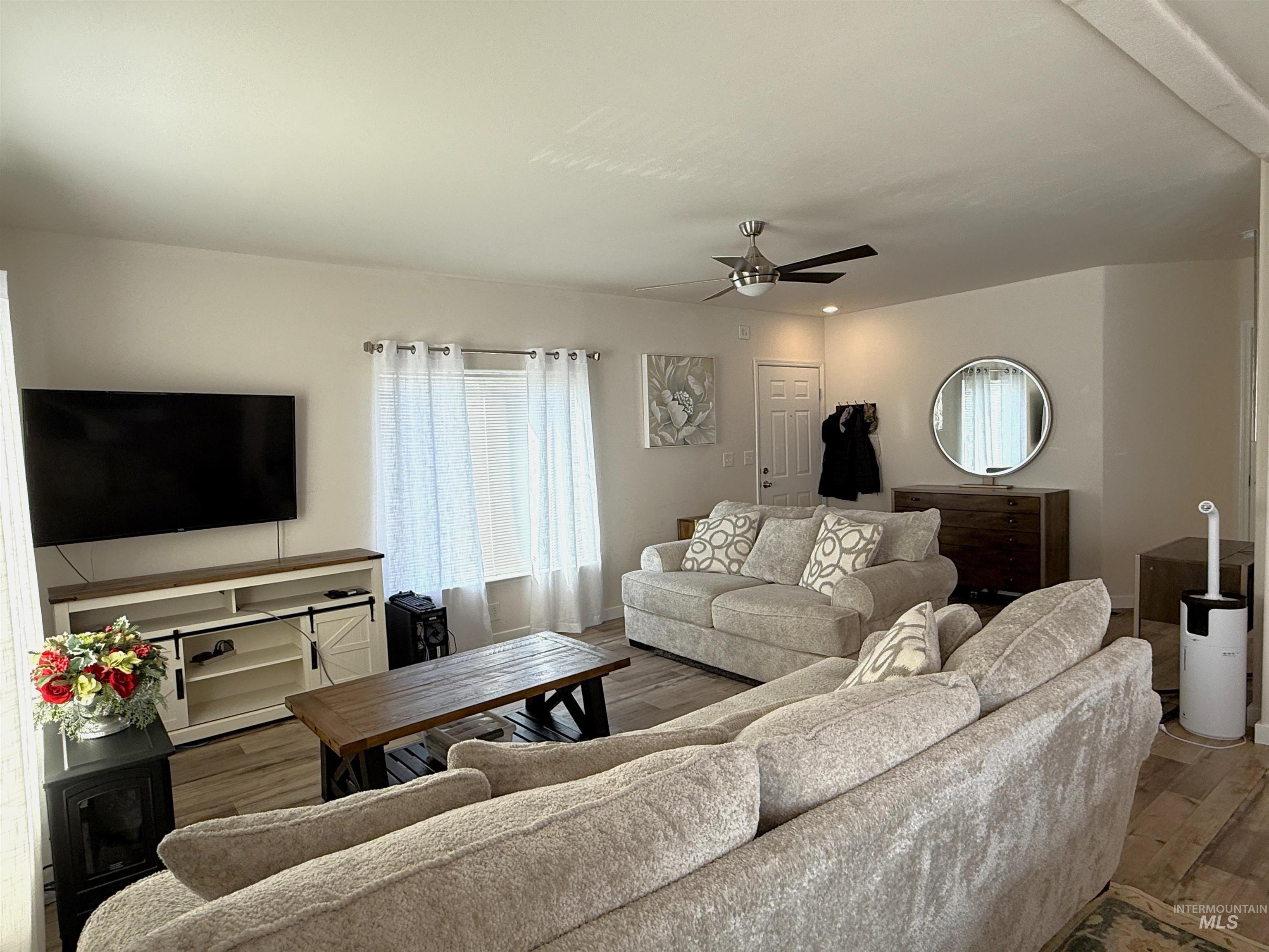 526 W Mesquite Street, Boise, Idaho 83713, 3 Bedrooms, 2 Bathrooms, Residential For Sale, Price $149,900,MLS 98971692