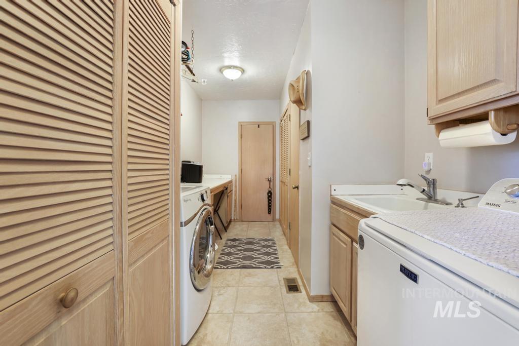 213 Sage Road West, Jerome, Idaho 83338, 3 Bedrooms, 2.5 Bathrooms, Residential For Sale, Price $589,000,MLS 98971694