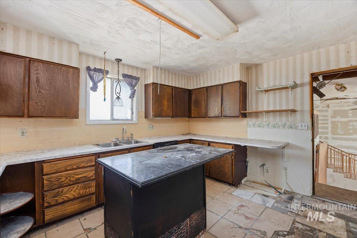 63 S 600 W, Burley, Idaho 83318, 5 Bedrooms, 3 Bathrooms, Residential For Sale, Price $229,000,MLS 98971704