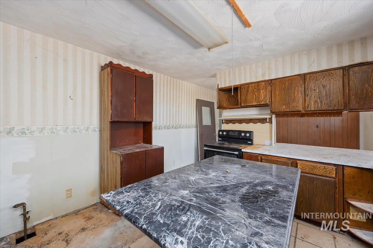 63 S 600 W, Burley, Idaho 83318, 5 Bedrooms, 3 Bathrooms, Residential For Sale, Price $229,000,MLS 98971704