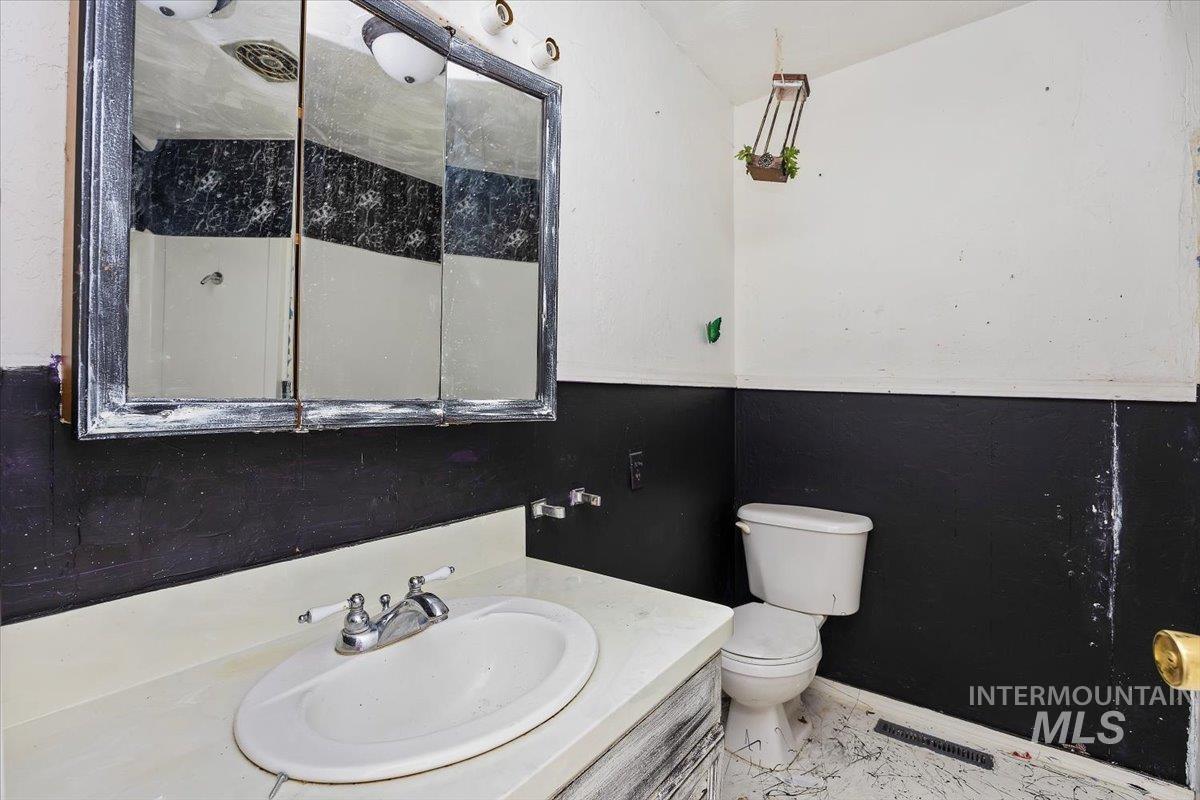 63 S 600 W, Burley, Idaho 83318, 5 Bedrooms, 3 Bathrooms, Residential For Sale, Price $229,000,MLS 98971704