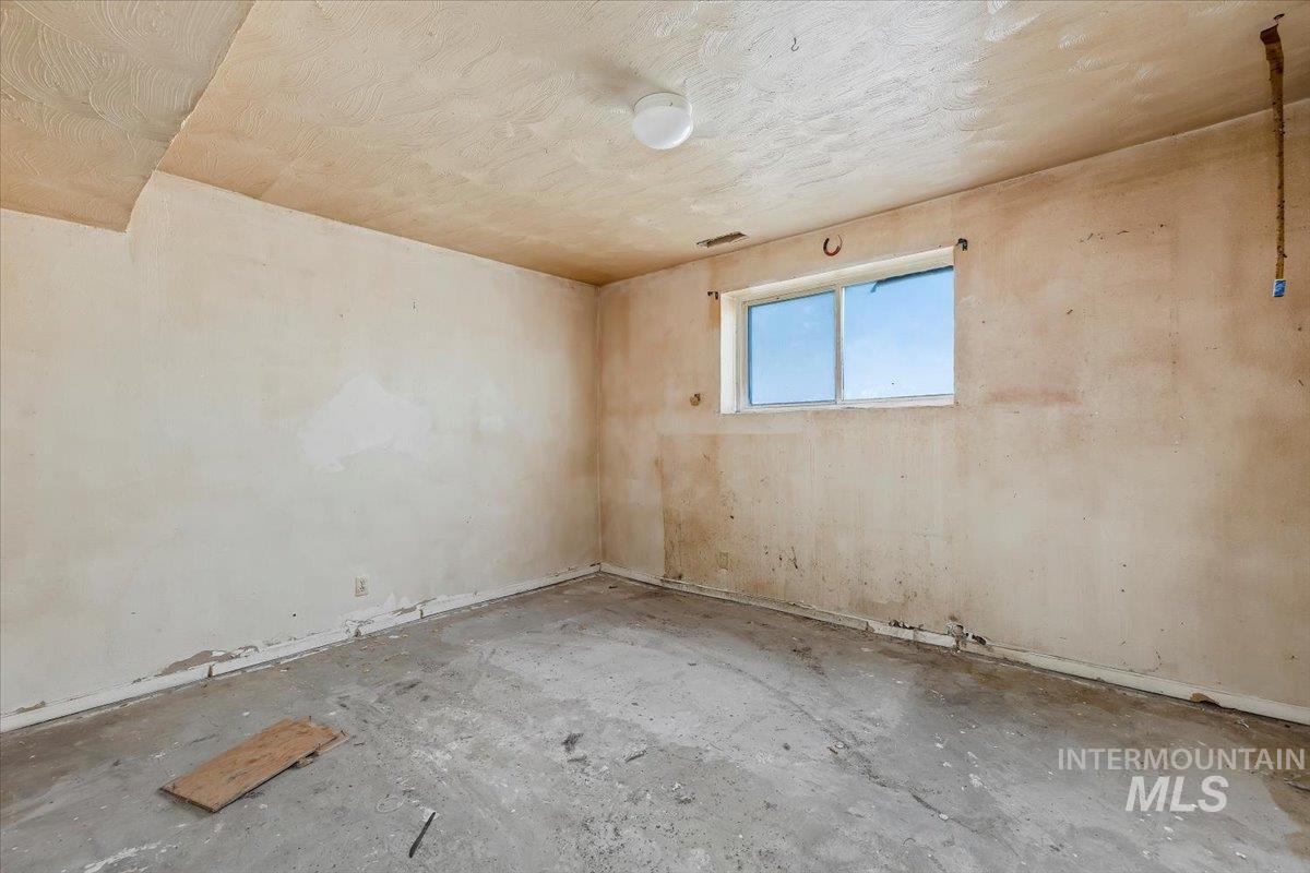 63 S 600 W, Burley, Idaho 83318, 5 Bedrooms, 3 Bathrooms, Residential For Sale, Price $229,000,MLS 98971704