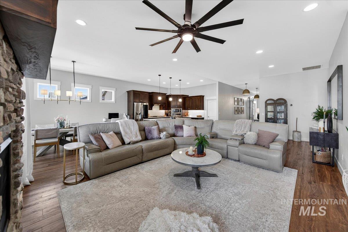 11808 W Carlisle Bay Drive, Star, Idaho 83669, 4 Bedrooms, 3 Bathrooms, Residential For Sale, Price $812,500,MLS 98971708