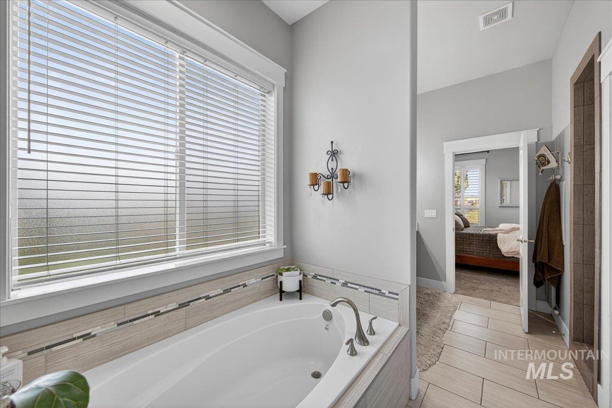 11808 W Carlisle Bay Drive, Star, Idaho 83669, 4 Bedrooms, 3 Bathrooms, Residential For Sale, Price $812,500,MLS 98971708