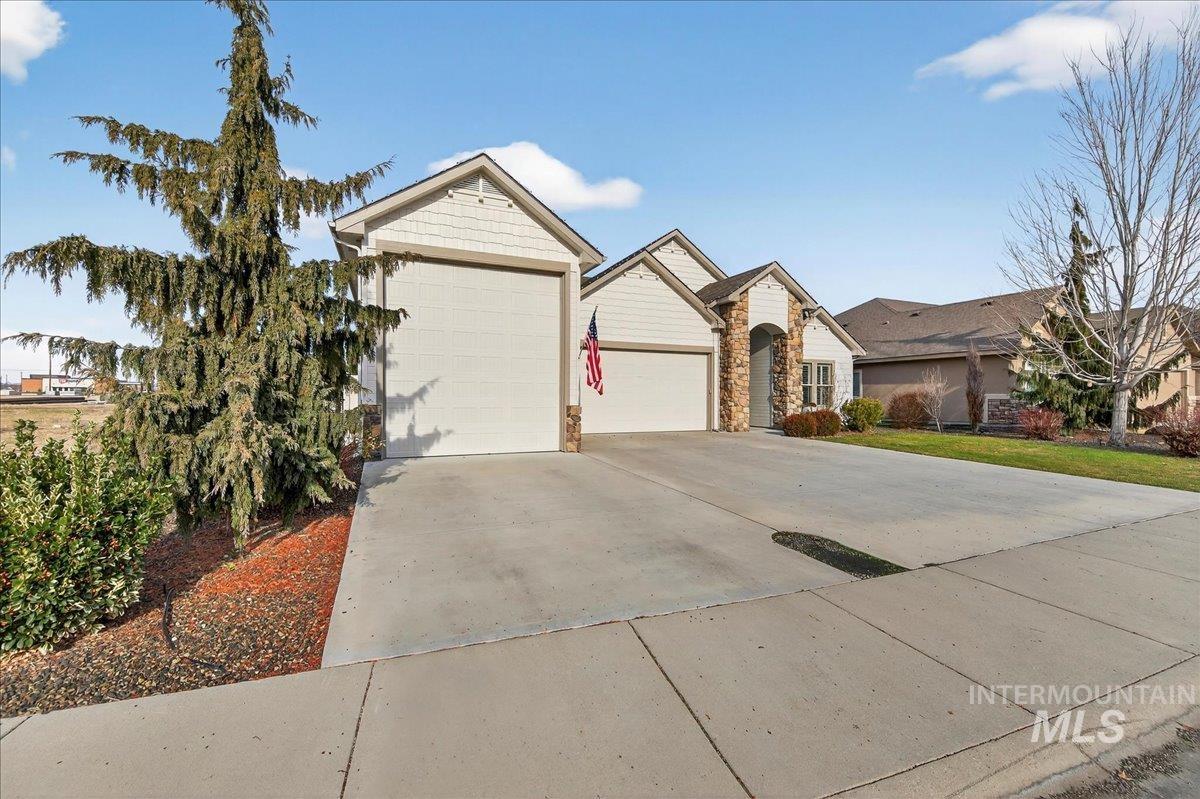 11808 W Carlisle Bay Drive, Star, Idaho 83669, 4 Bedrooms, 3 Bathrooms, Residential For Sale, Price $789,000,MLS 98971708