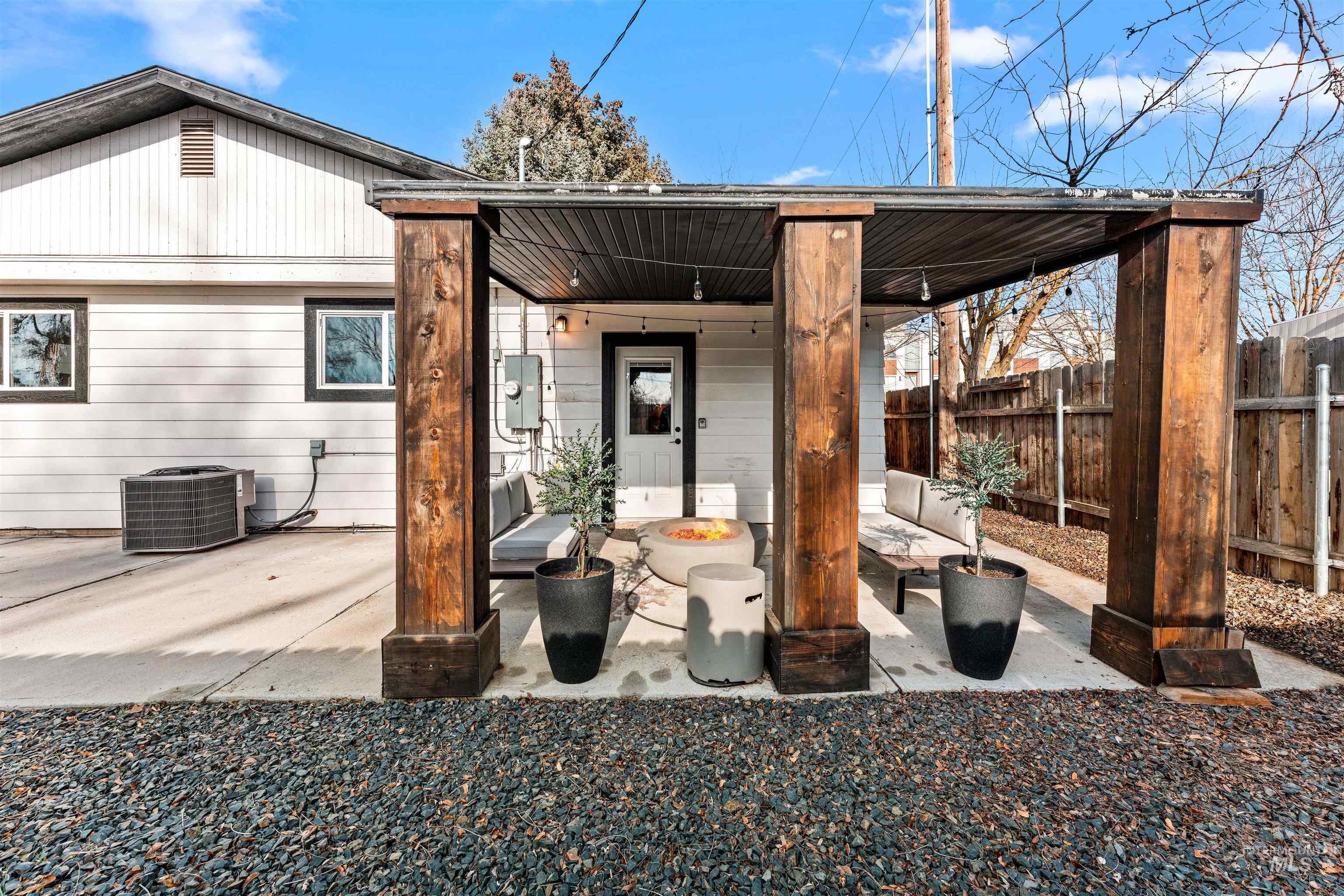 2215 W Kootenai St, Boise, Idaho 83705, 3 Bedrooms, 1.5 Bathrooms, Residential For Sale, Price $439,900,MLS 98971717