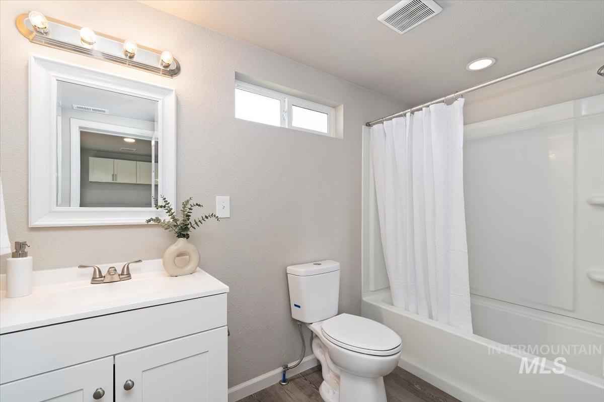 1916 E Oak St., Caldwell, Idaho 83605, 3 Bedrooms, 2 Bathrooms, Residential For Sale, Price $435,000,MLS 98971722