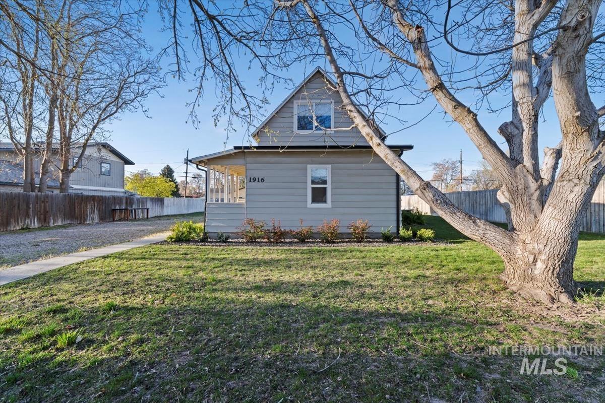 1916 E Oak St., Caldwell, Idaho 83605, 3 Bedrooms, 2 Bathrooms, Residential For Sale, Price $435,000,MLS 98971722