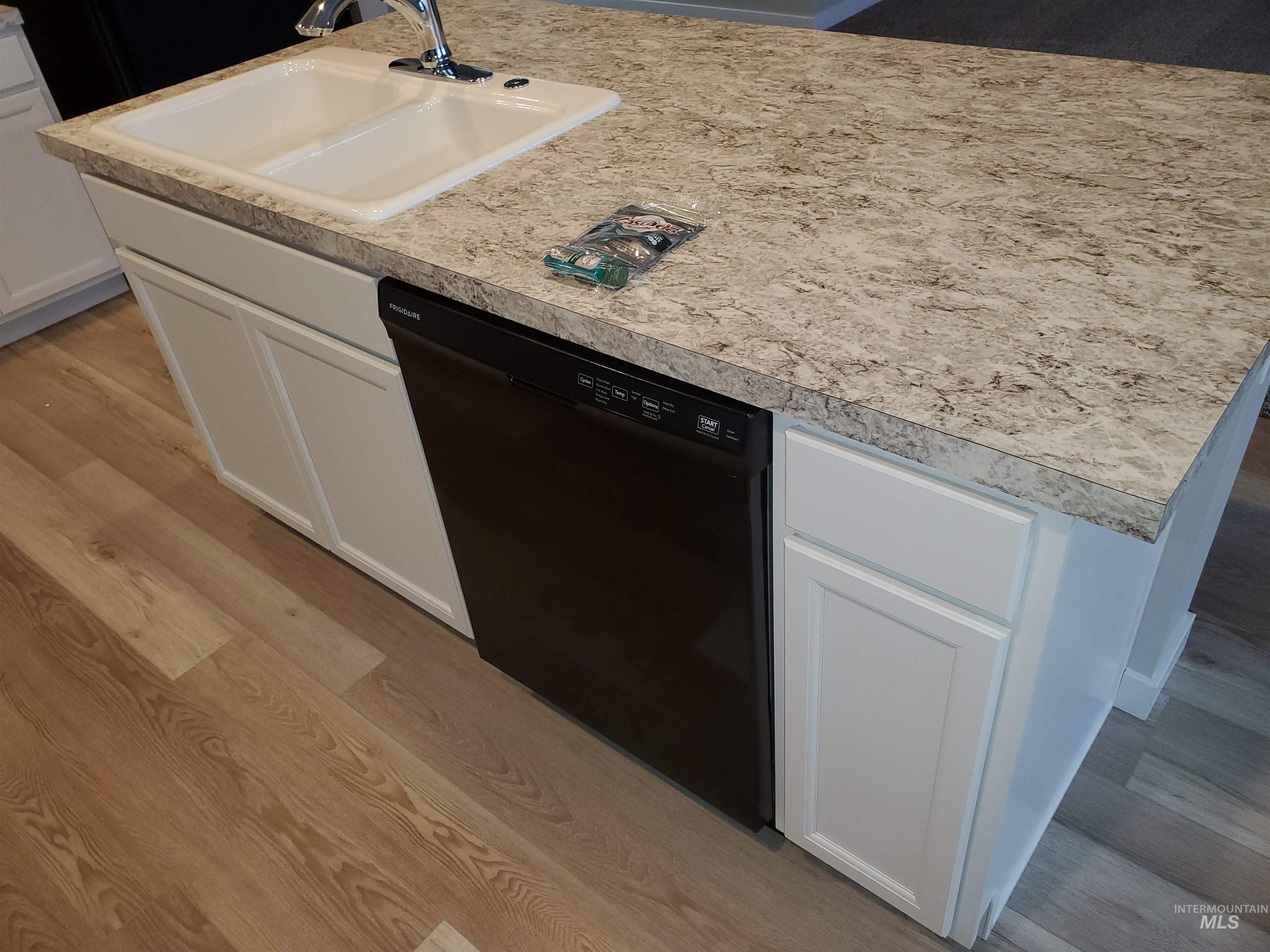 1366 W Pendulum Cove Dr, Kuna, Idaho 83634, 3 Bedrooms, 2 Bathrooms, Residential For Sale, Price $437,990,MLS 98971737