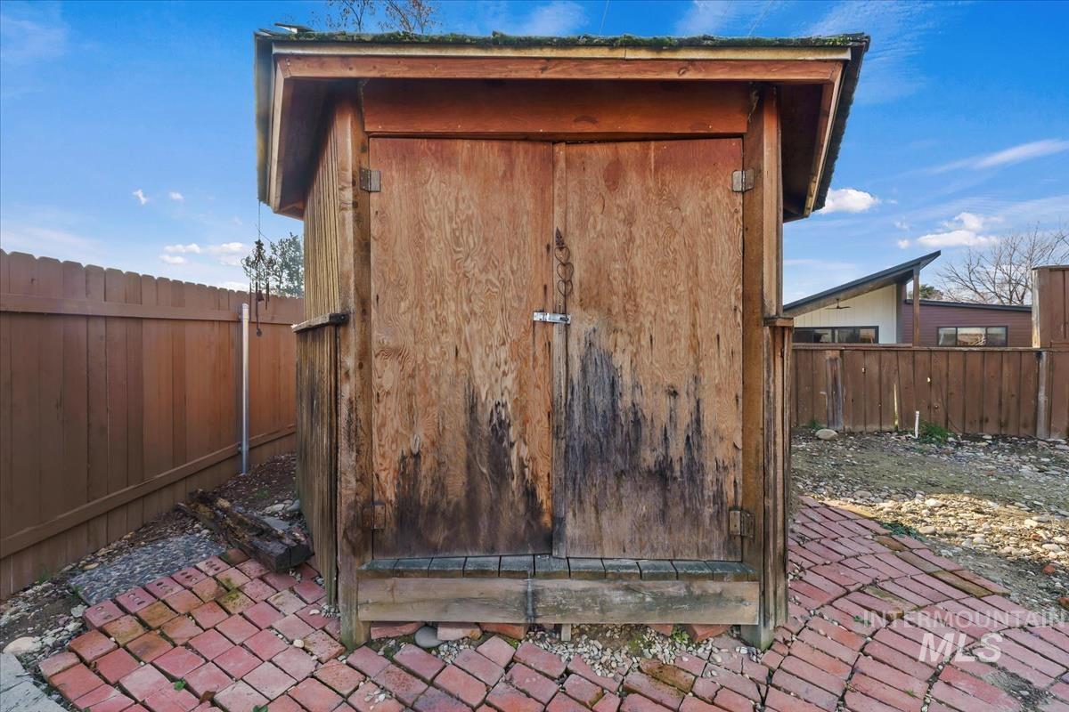 1989 E Boise Ave, Boise, Idaho 83706, 3 Bedrooms, 2 Bathrooms, Residential For Sale, Price $440,000,MLS 98971738