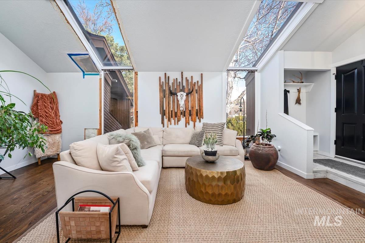 1989 E Boise Ave, Boise, Idaho 83706, 3 Bedrooms, 2 Bathrooms, Residential For Sale, Price $440,000,MLS 98971738