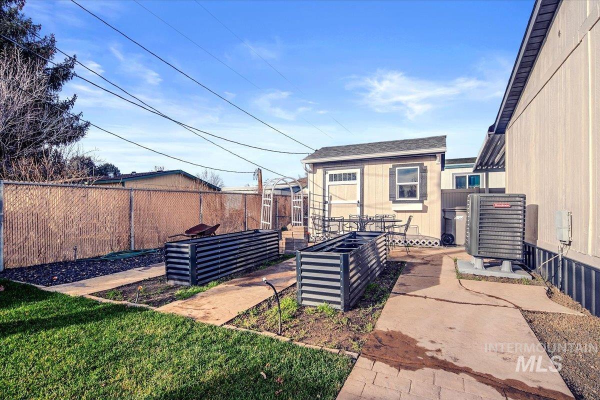 8001 N Roe, Boise, Idaho 84714, 3 Bedrooms, 2 Bathrooms, Residential For Sale, Price $182,000,MLS 98971742