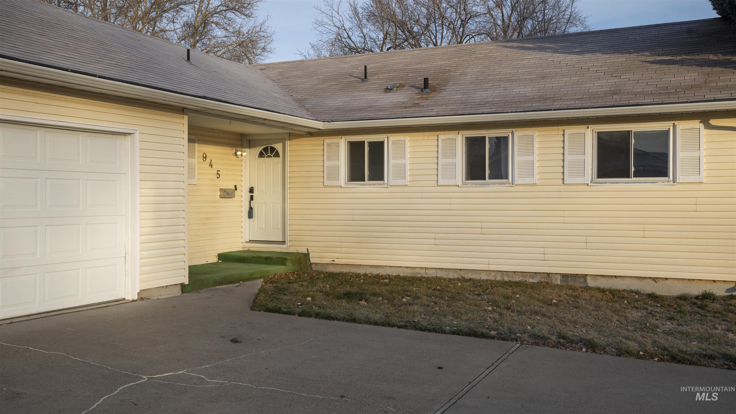 945 N 11th East, Mountain Home, Idaho 83647, 3 Bedrooms, 1.5 Bathrooms, Residential For Sale, Price $249,900,MLS 98971750