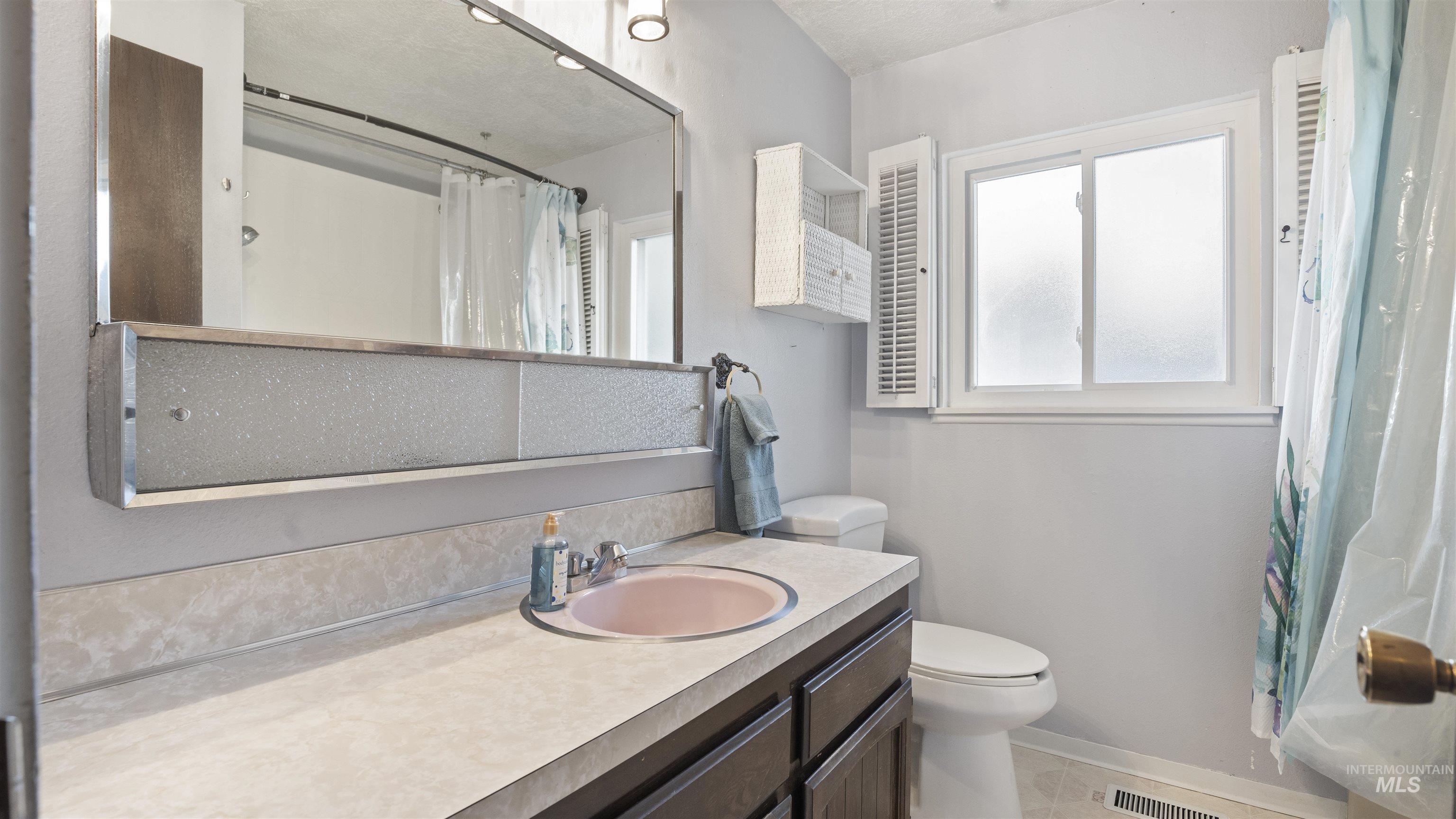 945 N 11th East, Mountain Home, Idaho 83647, 3 Bedrooms, 1.5 Bathrooms, Residential For Sale, Price $249,900,MLS 98971750