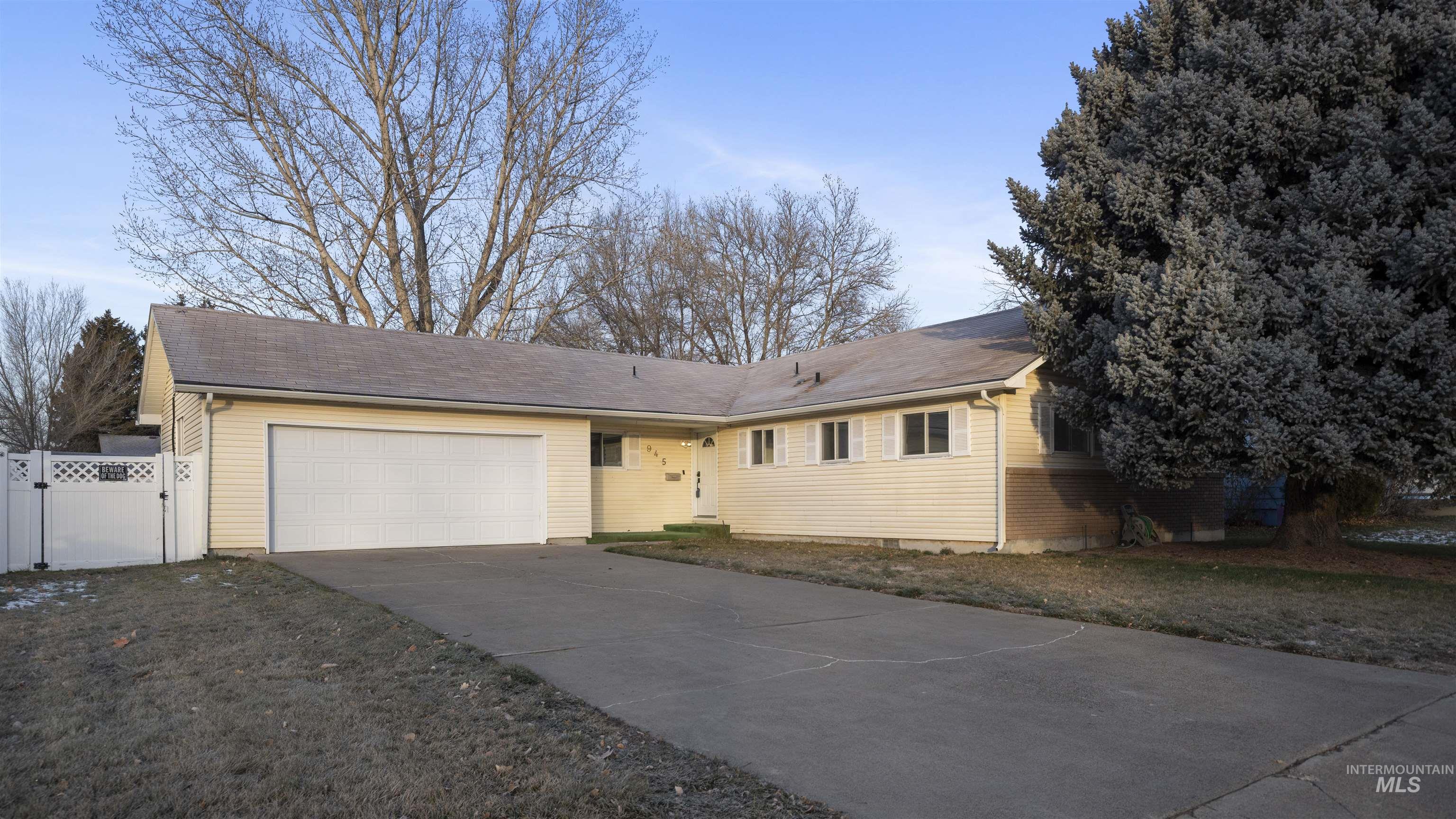 945 N 11th East, Mountain Home, Idaho 83647, 3 Bedrooms, 1.5 Bathrooms, Residential For Sale, Price $249,900,MLS 98971750