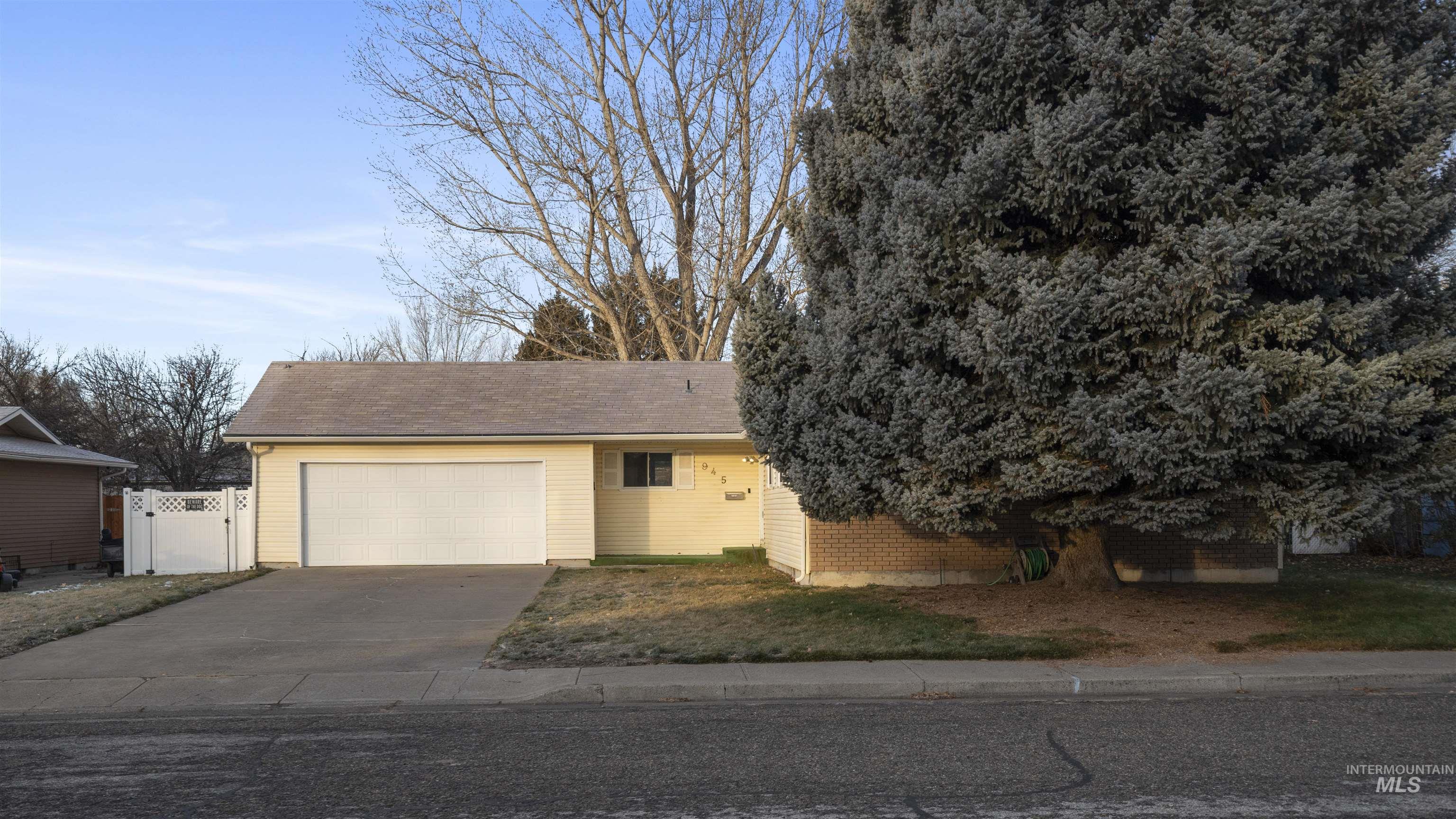 945 N 11th East, Mountain Home, Idaho 83647, 3 Bedrooms, 1.5 Bathrooms, Residential For Sale, Price $249,900,MLS 98971750