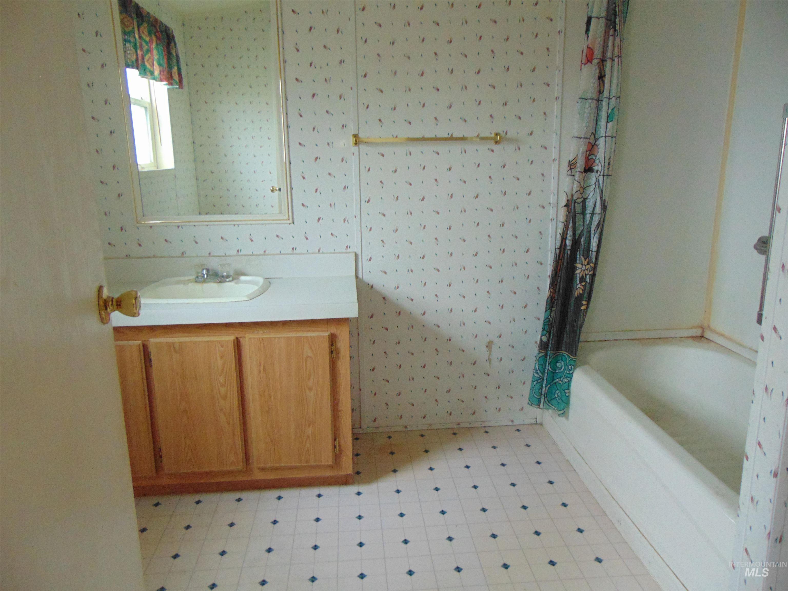 1256 SE 9th Ave., Ontario, Oregon 97914, 3 Bedrooms, 2 Bathrooms, Residential For Sale, Price $104,900,MLS 98971753