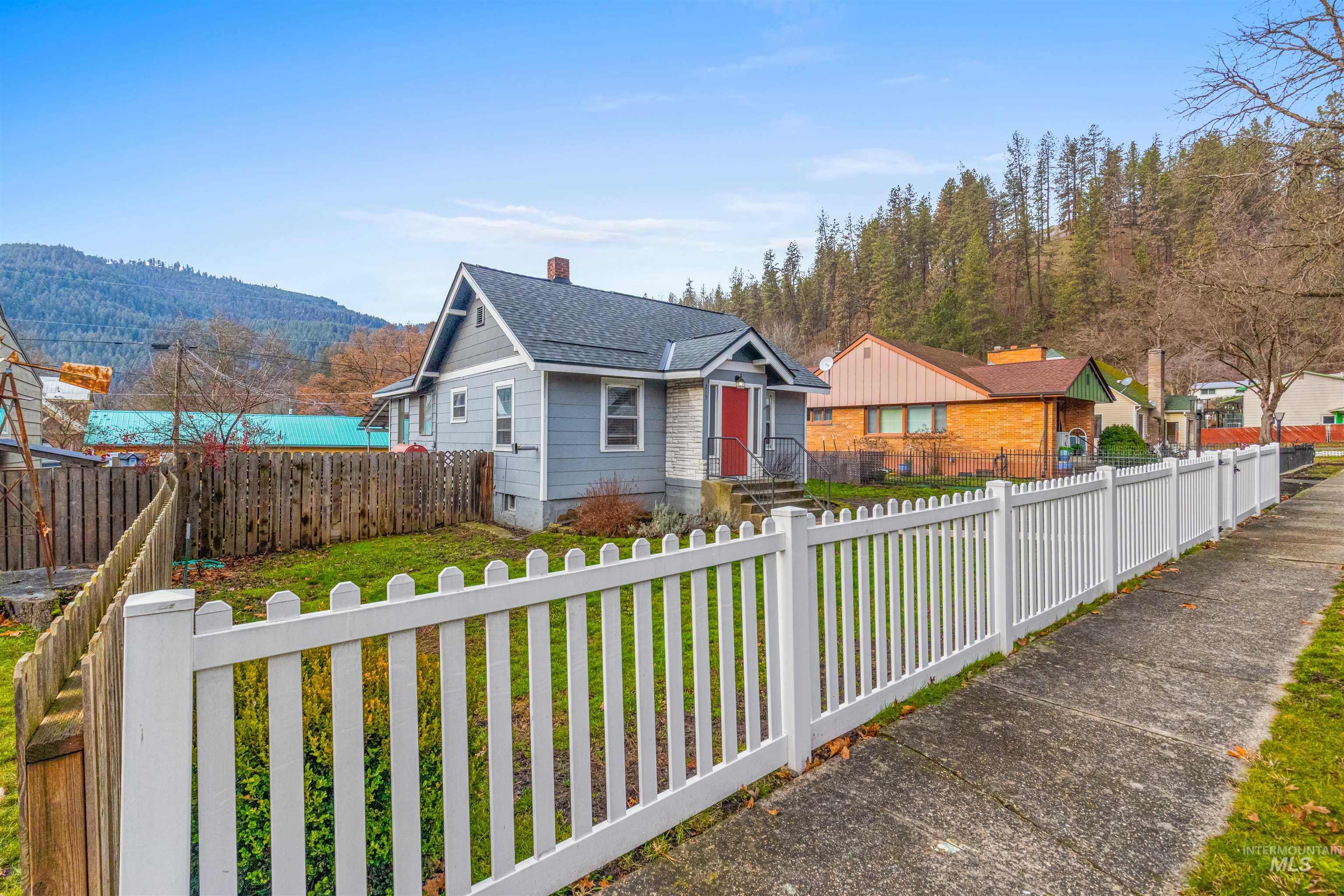 215 N F St, Orofino, Idaho 83544, 2 Bedrooms, 1.5 Bathrooms, Residential For Sale, Price $249,000,MLS 98971754