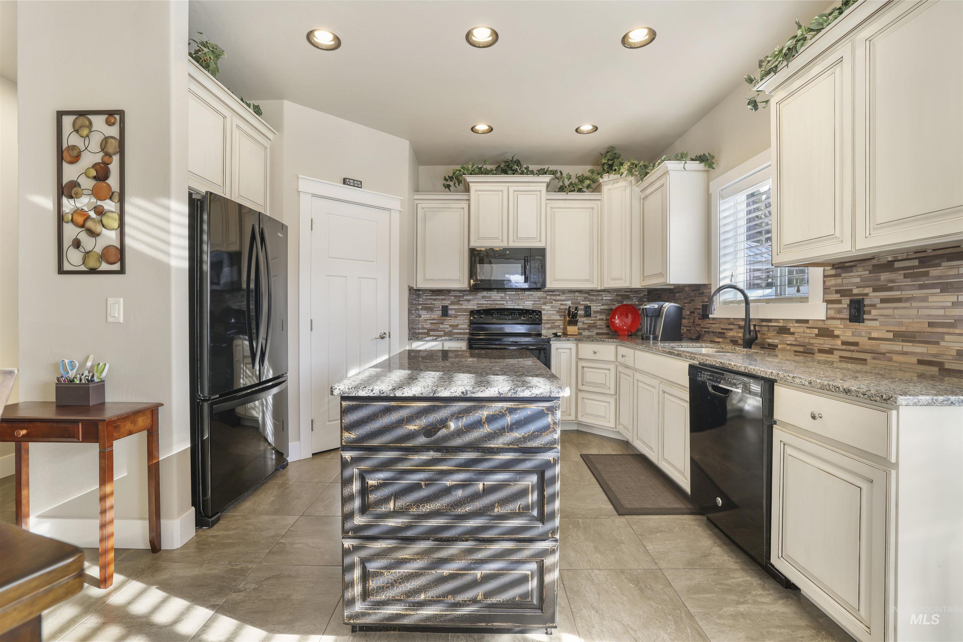 2734 Meadowbrook Dr, Twin Falls, Idaho 83301-4778, 4 Bedrooms, 2 Bathrooms, Residential For Sale, Price $549,000,MLS 98971756