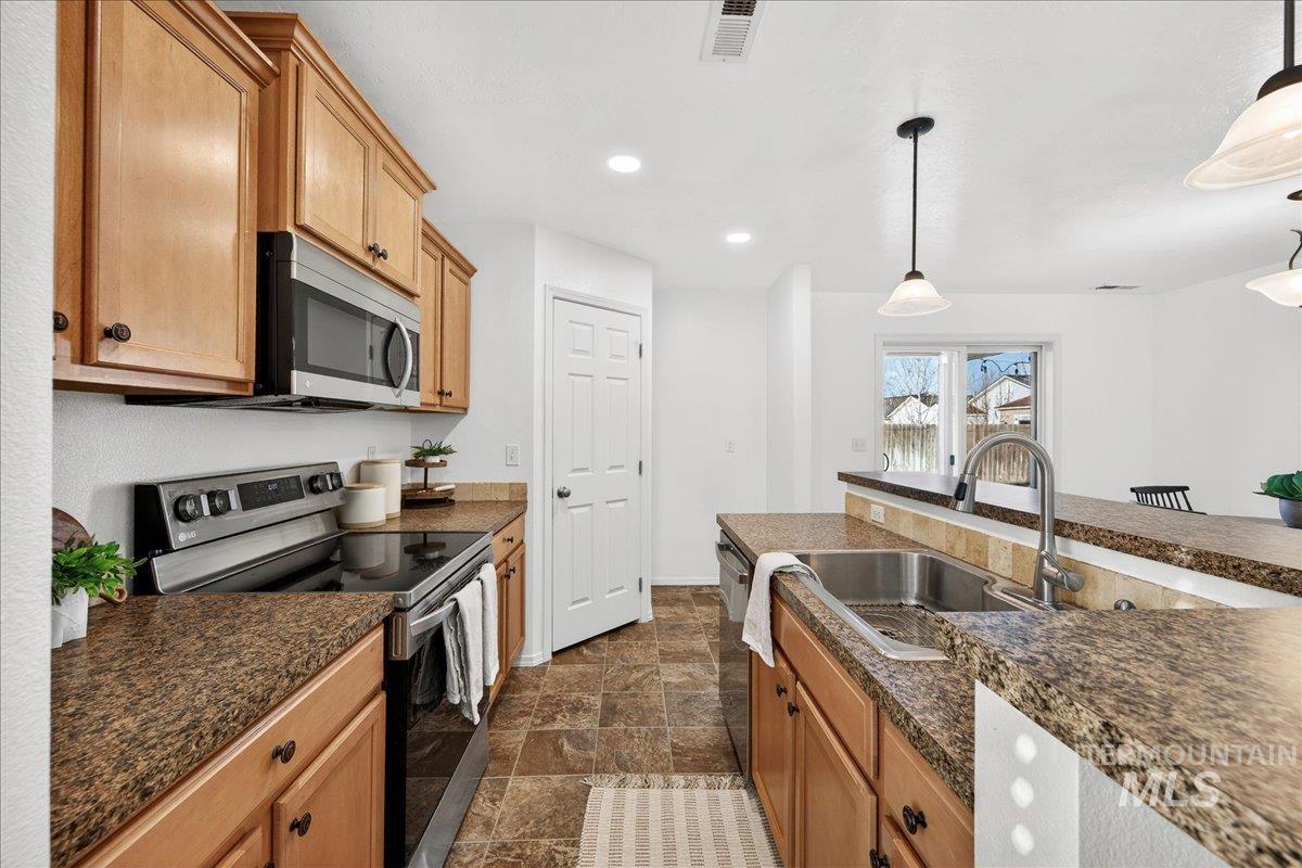 989 S BENEWAH LAKE, Middleton, Idaho 83644, 3 Bedrooms, 2 Bathrooms, Residential For Sale, Price $385,000,MLS 98971762