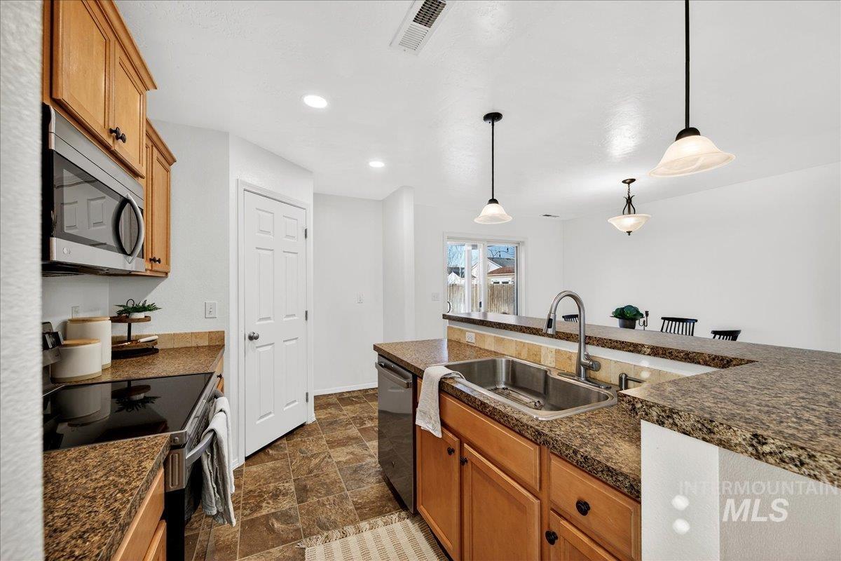 989 S BENEWAH LAKE, Middleton, Idaho 83644, 3 Bedrooms, 2 Bathrooms, Residential For Sale, Price $385,000,MLS 98971762