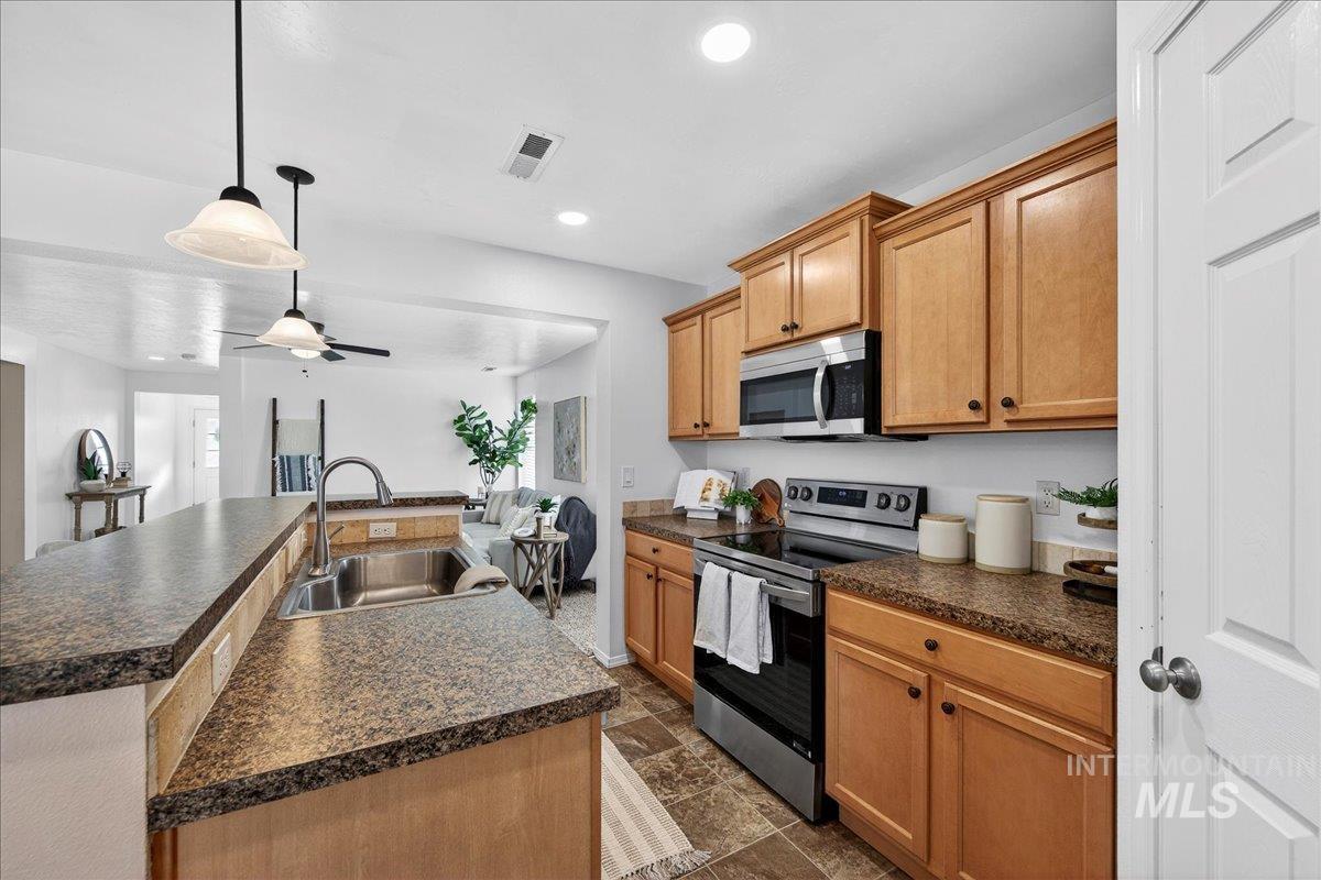 989 S BENEWAH LAKE, Middleton, Idaho 83644, 3 Bedrooms, 2 Bathrooms, Residential For Sale, Price $385,000,MLS 98971762